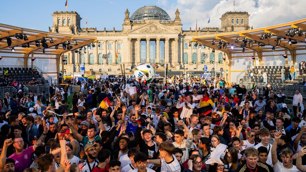 Public Viewing zur Fußball-EM in Berlin