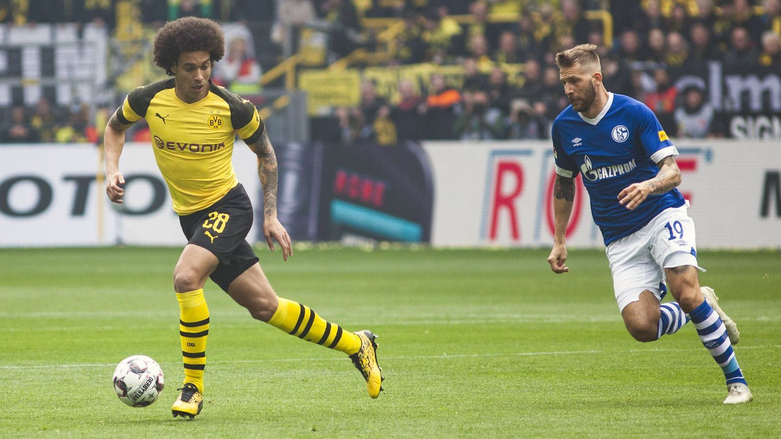 
                <strong>Axel Witsel (Borussia Dortmund)</strong><br>
                Wird von den Schalkern früh angelaufen, sodass für den Belgier zu Beginn kaum Räume im Aufbauspiel entstehen. Zu weit weg von Gegenspieler Sane beim 1:2 nach Ecke (28.). Gegen das eng verdichtete Zentrum der Schalker mit Problemen. Rückt nach der Pause im Spielaufbau ein ums andere Mal auf Höhe der Innenverteidiger, um aus der Tiefe das Spiel zu ordnen. Nach der Auswechslung von Delaney auf der alleinigen Sechserposition. Sorgt mit seinem Anschlusstreffer zum 2:3 kurz für Hoffnung (84.). ran-Note: 4
              