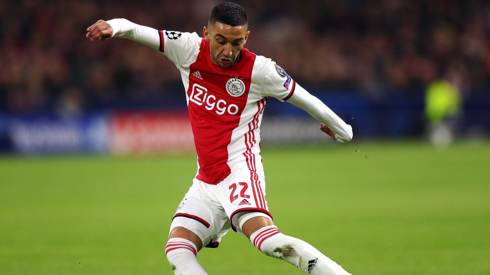 
                <strong>Hakim Ziyech (FC Chelsea)</strong><br>
                Neben Werner konnte Chelsea ebenfalls schon vorzeitig die Verpflichtung von Ajax-Star Hakim Ziyech finalisieren. Für den 27-jährigen Marokkaner werden 40 Millionen Euro Ablöse fällig. "Ich freue mich und bin stolz darauf, bei einem so großen Klub wie Chelsea unterschrieben zu haben. Ich freue mich auf die nächste Saison und hoffe, dass wir gemeinsam Großes erreichen können", sagte Ziyech zu seinem Wechsels nach London. In den Niederlanden war der Nationalspieler vor allem als Vorlagengeber unglaublich effizient, bereitete in der mittlerweile abgebrochenen Saison der Eredivisie 13 Treffer bei 21 Einsätzen vor und erzielte obendrein noch sechs Tore selbst. Bei Chelsea kommt auf Ziyech möglicherweise die Aufgabe zu, Willian als rechten Flügelstürmer zu ersetzen.
              