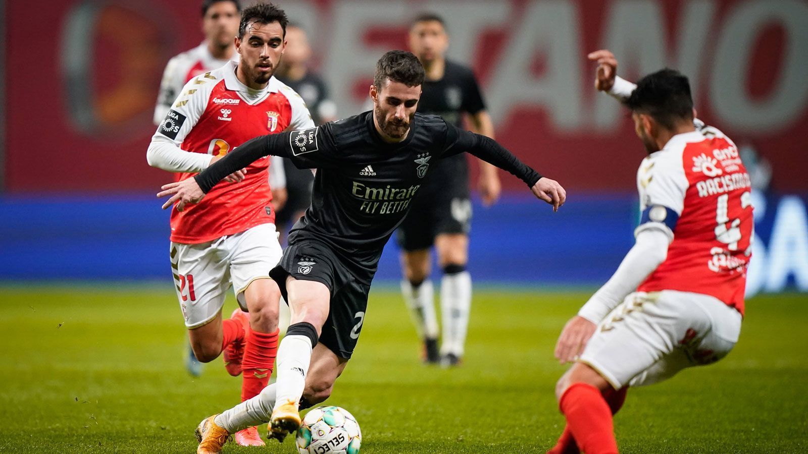 
                <strong>Portugal: Sporting Braga vs. Benfica Lissabon (23. Mai)</strong><br>
                Die Rekordsieger von Benfica Lissabon, 26 Mal Gewinner der Taca de Portugal, treffen am kommenden Wochenende im Finale auf Sporting Braga. In der Meisterschaft geht es für die Teams, die in der Liga in der laufenden Saison jeweils eine der beiden Begegnungen für sich entscheiden konnten, um nichts mehr - Sporting Lissabon steht bereits als Champion fest. Daher gilt auch für Benfica und Braga: entweder Pokalsieg oder eine Spielzeit ohne Titel.
              