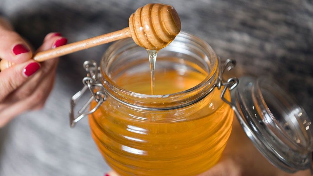 Naturbelassener Honig kann durchaus als gesund angesehen werden – doch gilt das auch für Frozen Honey? 