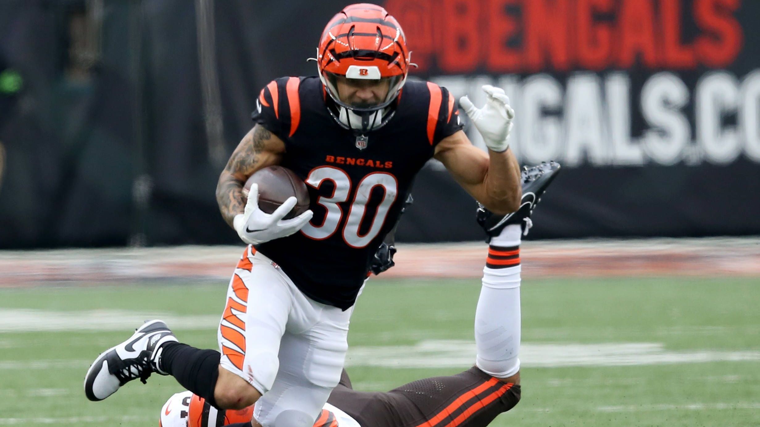 <strong>Cincinnati Bengals: Chase Brown (Running Back)</strong><br>Nach dem Abschied von Joe Mixon ist das Feld bei den Running Backs der Bengals weit offen. Mit Zack Moss kam zwar ein erfahrener Spieler, aber weder bei den Colts noch zuvor bei den Bills war er herausragend. Die Chance für den letztjährigen Sechstrundenpick Chase Brown. In seiner Rookiesaison kam er bei 44 Läufen auf rund vier Yards im Schnitt.