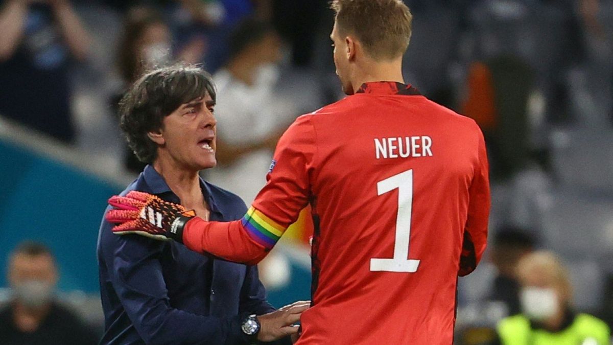 Joachim Löw mit Manuel Neuer bei der EM 2021