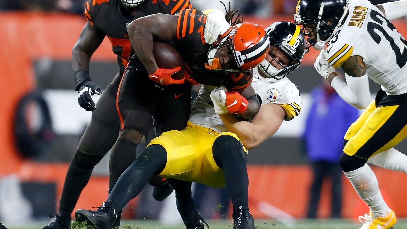 
                <strong>Defense: Pittsburgh Steelers</strong><br>
                Die Defense der Steelers trifft auf die schlechteste Offensive der NFL, die der Cincinnati Bengals. Quarterback Ryan Finley nimmt sich kaum Würfe, die Hauptlast der Offensiv-Arbeit liegt auf Running Back Joe Mixon. Heißt für die Steelers-Defense: möglichst viele Turnovers zu provozieren. Und genau die bringen richtig Punkte.
              