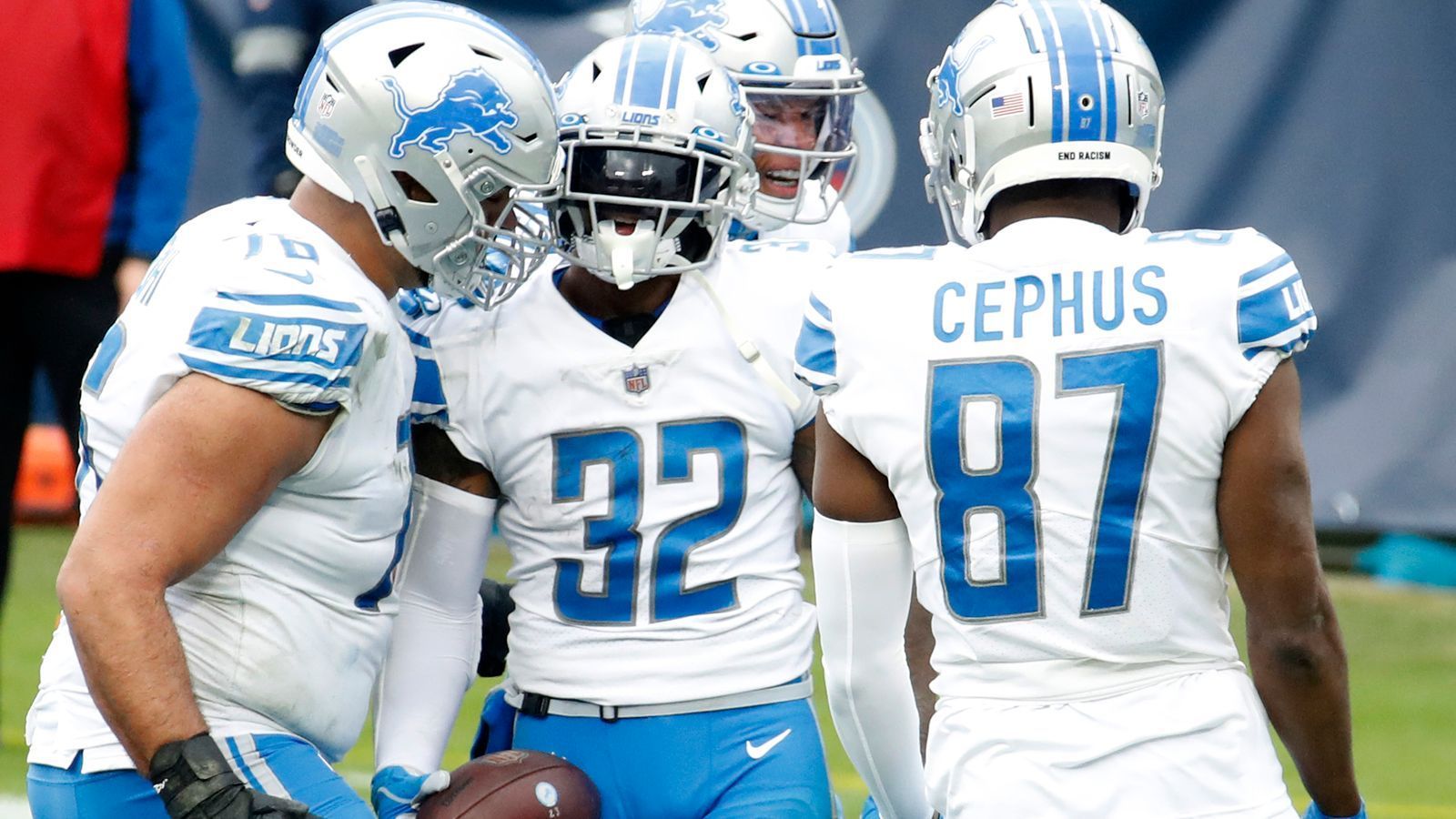 
                <strong>Detroit Lions</strong><br>
                Die Detroit Lions sind seit Jahren schon keine Gefahr mehr für die NFL-Konkurrenz, jetzt wird mal wieder ein neuer Anlauf gestartet. Dan Campbell ist der neue Head Coach, Jared Goff der neue Quarterback. Mit Kenny Golladay und Marvin Jones sind allerdings auch zwei starke Wide Receiver gegangen, Adrian Peterson, Danny Amendola und Everson Griffen wurden noch nicht wieder unter Vertrag genommen. Campbell und Goff müssen ein Team mit vielen Kaderlücken anführen und zu einer Einheit formen. Im Training Camp wartet auch hier ein großer Berg an Arbeit. Interessant dabei: Ob Amon-Ra St. Brown seinen Ruf als "Rookie Sleeper" bestätigen kann.
              