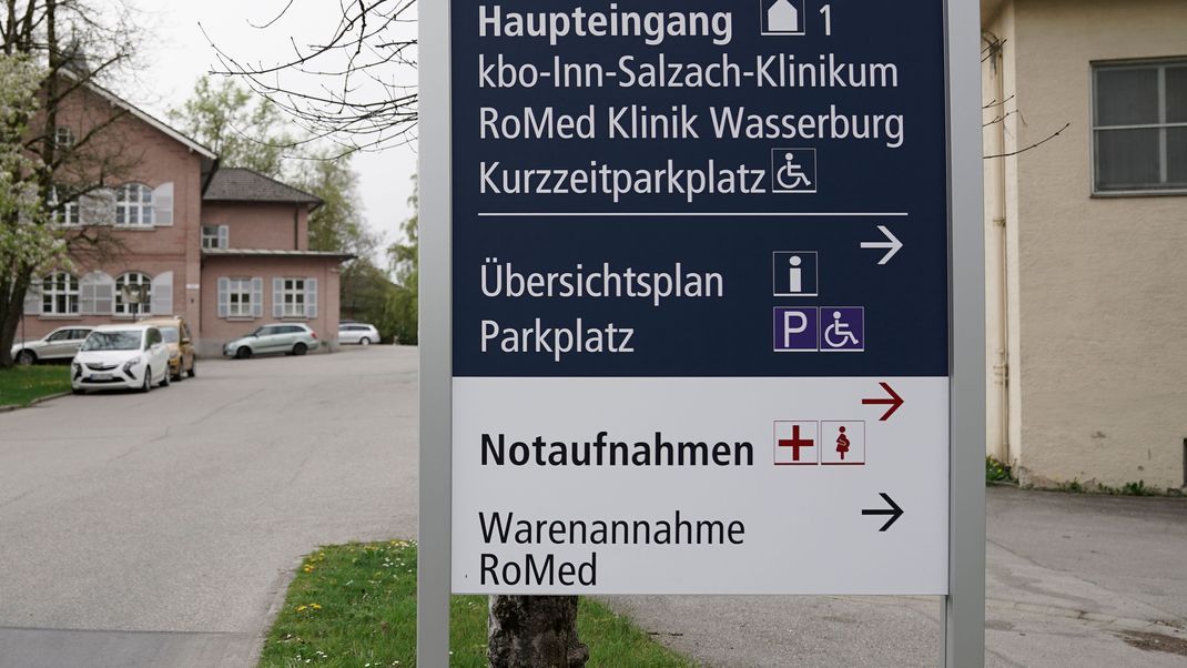 Der Eingangsbereich des Inn-Salzach-Klinikums in Wasserburg. Ein womöglich psychisch labiler Mann soll hier einen Arzt getötet haben.