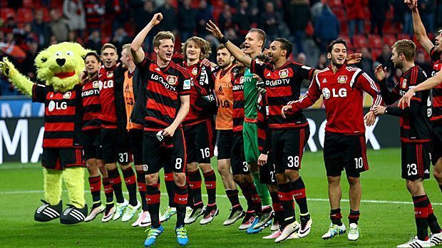 
                <strong>Bayer Leverkusen</strong><br>
                Bayer Leverkusen (Deutschland): Mit der Werkself schnappt sich auch der dritte fixe Starter der Bundesliga das Ticket zeitig. Schon zwei Spieltage vor Saisonende ist Leverkusen Rang drei nicht mehr zu nehmen. Seit dem Finaleinzug 2002 (1:2 gegen Real Madrid) kommt Bayer in der Königsklasse nicht über das Achtelfinale hinaus.
              