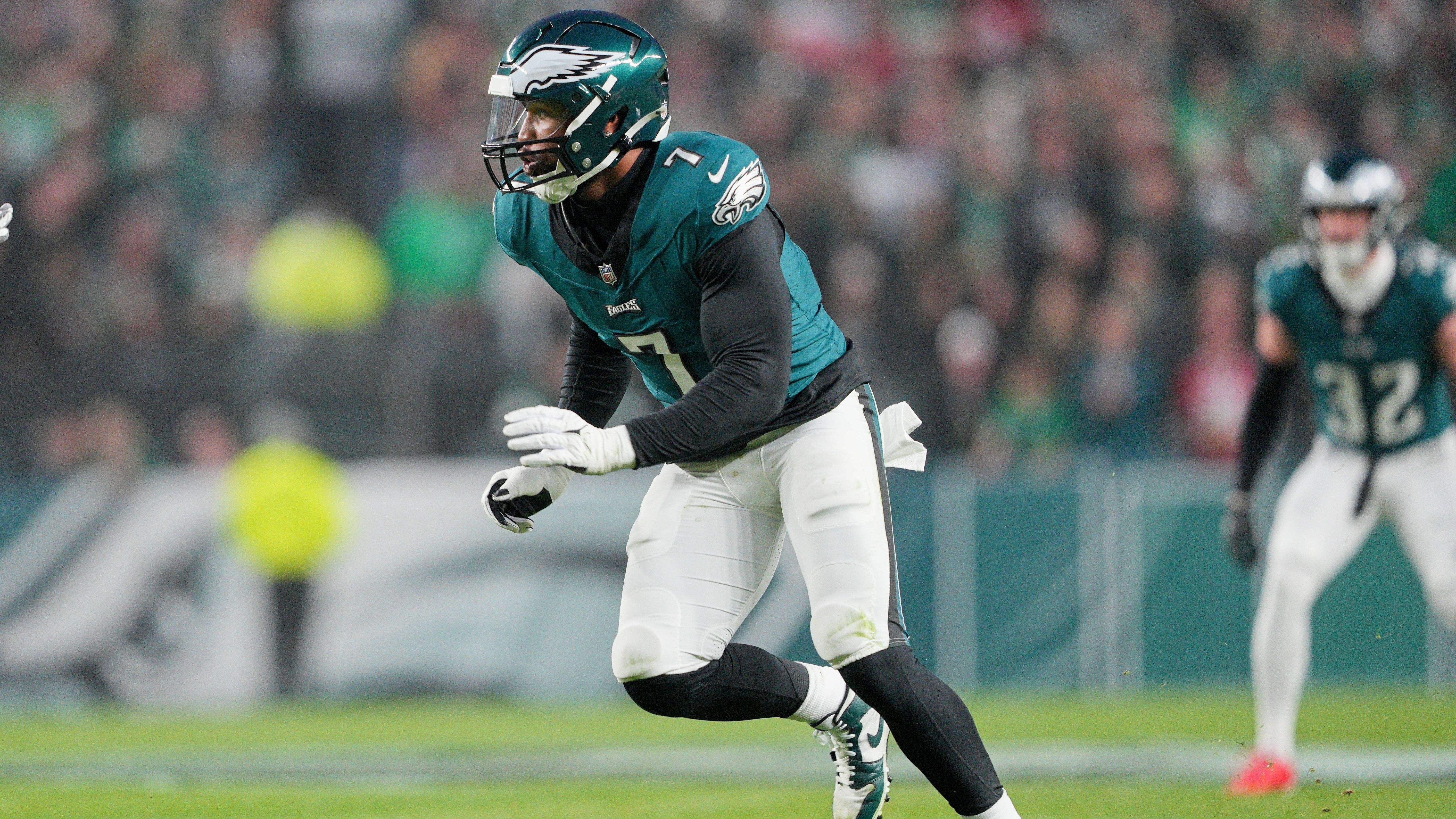 <strong>Outside Linebacker: Haason Reddick (New York Jets)</strong><br>Erst tradeten die Eagles Reddick für einen Conditional Drittrundenpick nach New York, dann<a data-li-document-ref="409381" href="https://www.ran.de/sports/new-york-jets-haason-reddick-vertrag-streik-training-camp-409381"> ging der Star-Verteidiger kurz darauf etwas überraschend bei den Jets in den Streik</a>. Auf die Teilnahme an den Training Camps verzichtete er, ein neuer Kontrakt wurde noch nicht ausgehandelt. Deswegen <a data-li-document-ref="417602" href="https://www.ran.de/sports/new-york-jets-haason-reddick-fordert-trade-nach-nur5-monaten-jets-reagieren-417602">forderte Reddick unlängst einen Trade, der von den Jets aber abgelehnt wurde</a>.