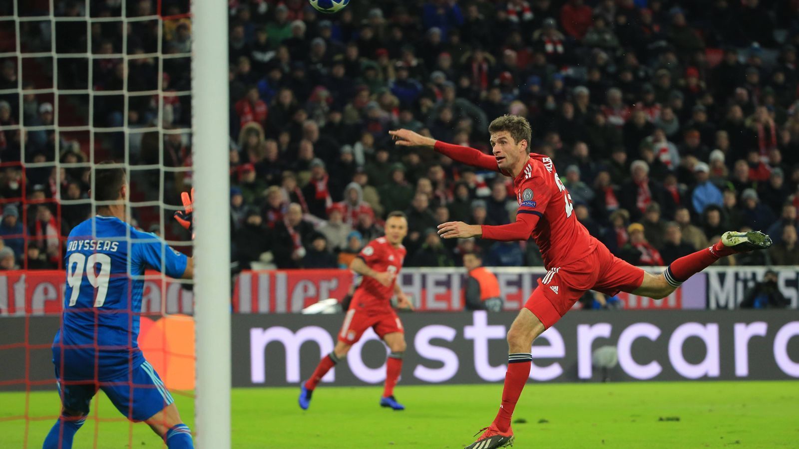 
                <strong>Thomas Müller</strong><br>
                Auch Müller hat seine Erfolgserlebnisse, kommt auf einige gute Aktionen. In der 36. Minute scheitert er per Kopf an Vlachodimos. Wenig später legt er das 2:0 von Robben auf. Taucht später in der zweiten Halbzeit aber auch oft ab. ran-Note: 3
              