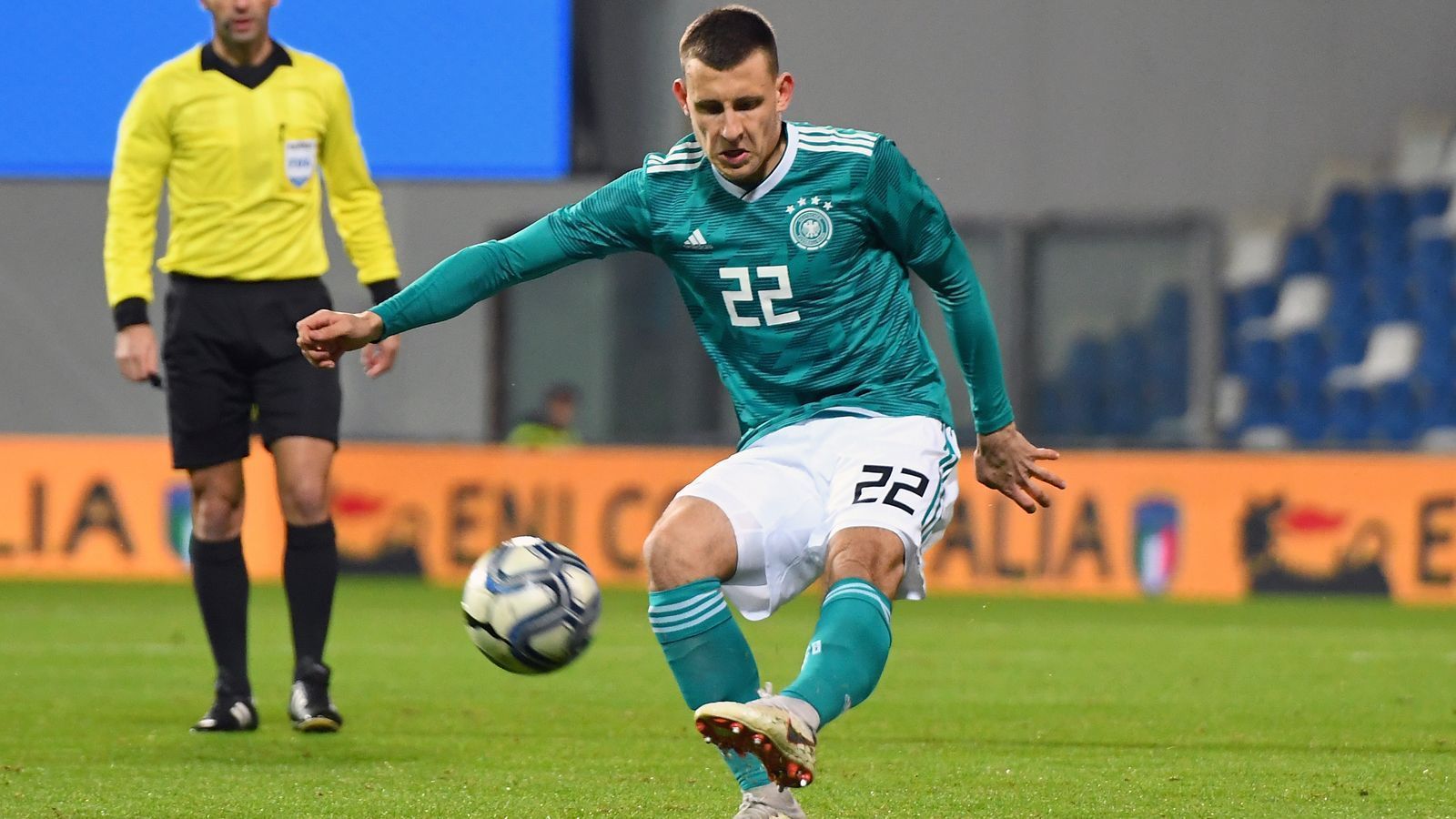 
                <strong>Maximilian Eggestein (SV Werder Bremen, U21-Nationalspieler)</strong><br>
                In Bremen ist Mittelfeldspieler Maximilian Eggestein einer der großen Gewinner der Hinrunde. Der 22-Jährige stand in allen 17 Bundesliga-Begegnungen im Herbst in der Startelf der Werderaner und konnte vier Treffer erzielen. Wie Coach Florian Kohfeldt in Bremen, so baut auch U21-Nationaltrainer Stefan Kuntz auf den älteren Bruder von Werder-Stürmer Johannes Eggestein. Im Laufe der EM-Qualifikation kam Maximilian Eggestein zu sieben Einsätzen. Somit dürfte der Bremer Shootingstar ebenfalls sehr gute Chancen haben, bei der Endrunde im Sommer 2019 dabei zu sein.
              