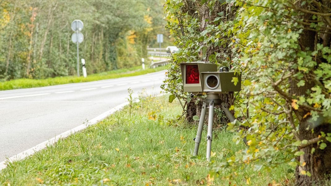 Auch in diesem Jahr werden Verkehrsteilnehmer:innen kontrolliert, ob sie sich an die vorgeschriebene Geschwindigkeit halten. (Symbolbild)