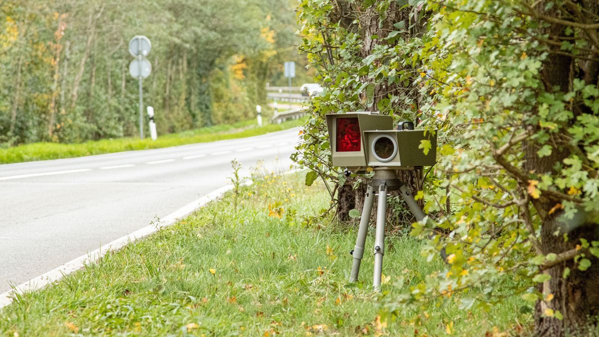 Radar Anlage, Geschwindigkeitsmessung, Blitzer mit Auto in der Bewegung