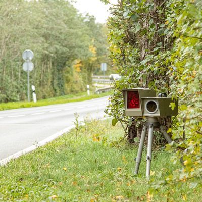 Radar Anlage, Geschwindigkeitsmessung, Blitzer mit Auto in der Bewegung