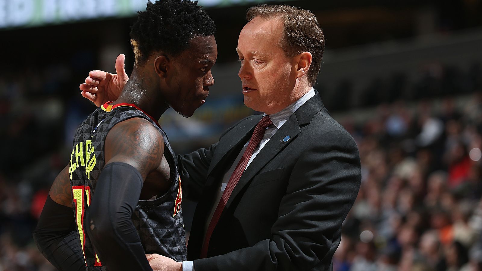 
                <strong>Milwaukee Bucks</strong><br>
                Als Schröder während jener PK von Teams sprach, "die in die richtige Richtung gehen", erwähnte er dabei auch die Milwaukee Bucks. Dabei war zum damaligen Zeitpunkt noch nicht einmal klar, dass Schröders Ex-Coach Mike Budenholzer die Franchise aus der Bierbrauer-Stadt übernehmen würde. Der Point Guard galt stets als Musterschüler von "Coach Bud" und wurde unter ihm vom Draft-Pick zum Starter. Nur wenn diese Begeisterung für den Deutschen nach wie vor anhält, könnte ein Trade für Milwaukee Sinn ergeben. Schließlich hatten die Bucks erst während der Saison Eric Bledsoe verpflichtet und brauchen nicht zwingend ein neuen Starting Point Guard. Hinzu kommt, dass Schröder nicht gerade als der Distanzschütze bekannt ist, den Milwaukee so dringend bräuchte.
              