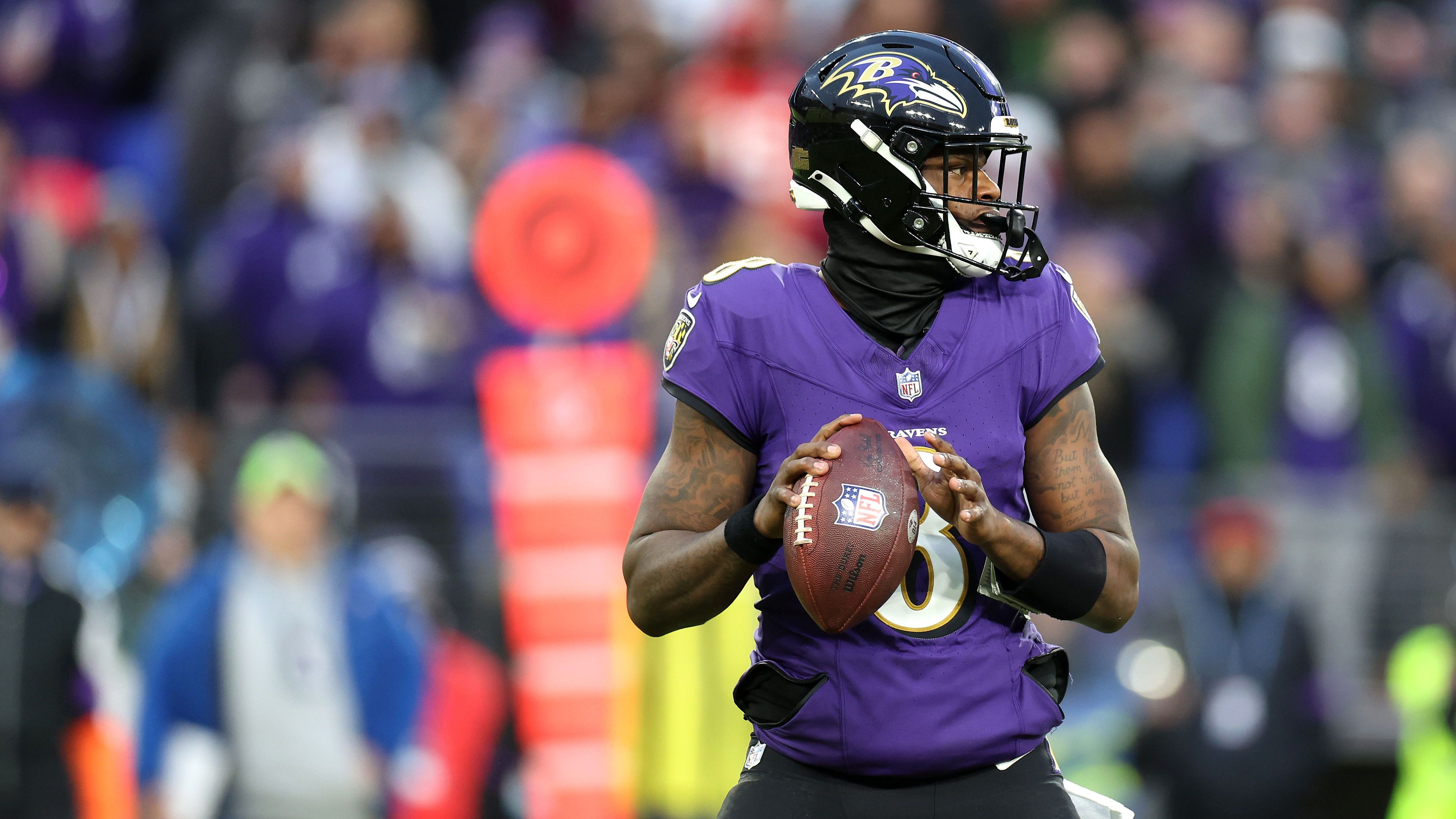 <strong>Baltimore Ravens - Besser davon anstatt hinterher zu laufen</strong><br>Lamar Jackson ist auf dem Boden eine verdammte Waffe. Kein anderer QB ist so mobil wie er. Aber auch über den Pass überzeugt er immer mehr und hat mit Zay Flowers einen guten WR-Partner gefunden. Statt einen zweiten Top-Receiver zu holen, wollen die Ravens den Boden noch mehr dominieren und das mit einem der besten Läufer der letzten Jahre: Derrick Henry.