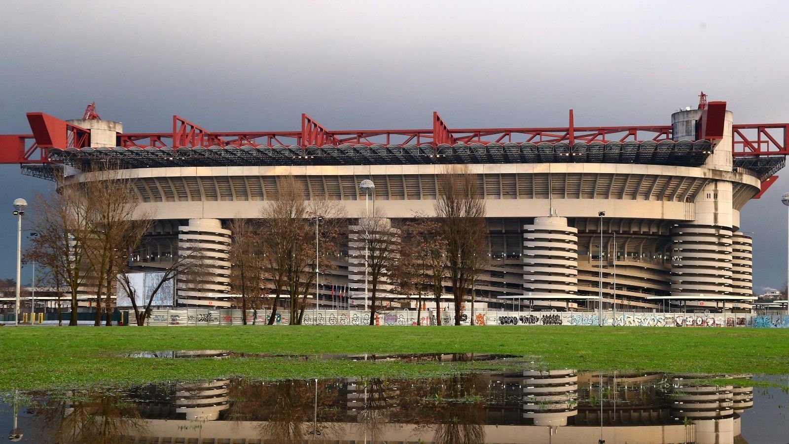 
                <strong>AC Mailand</strong><br>
                Der 1899 als Mailänder Arbeiterverein gegründete Klub ist längst ein italienisches Fußballunternehmen. Im Vergleich zum Stadtrivalen Inter gilt der Klub als Nobelverein. 1986 übernahm der italienische Unternehmer Silvio Berlusconi mit seiner Holding Fininvest die Aktienmehrheit und fungierte bis 2004 als Präsident.
              