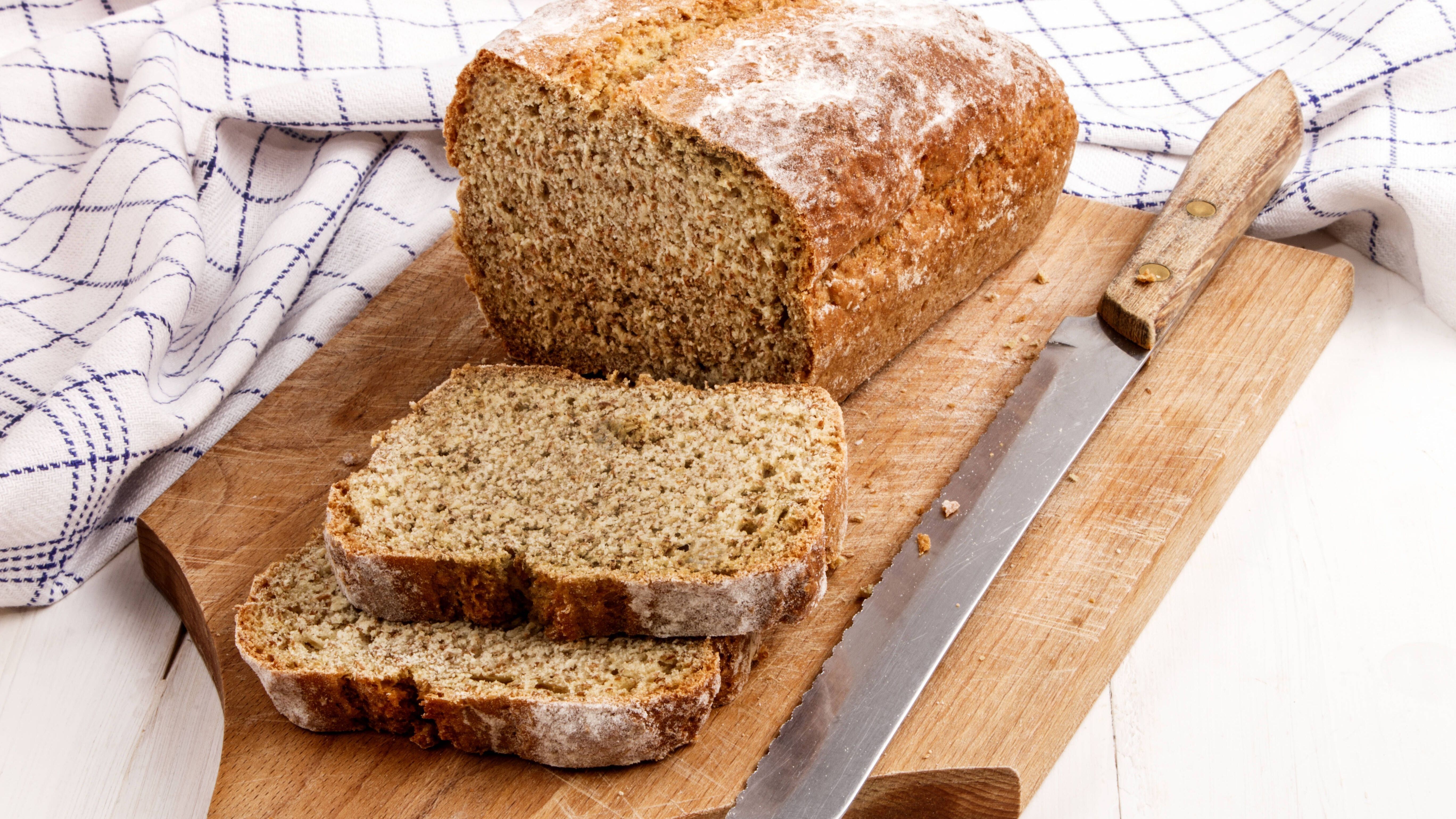 Traditionelles Irish Sodabread wird mit Butter und Marmelade gegessen.&nbsp;