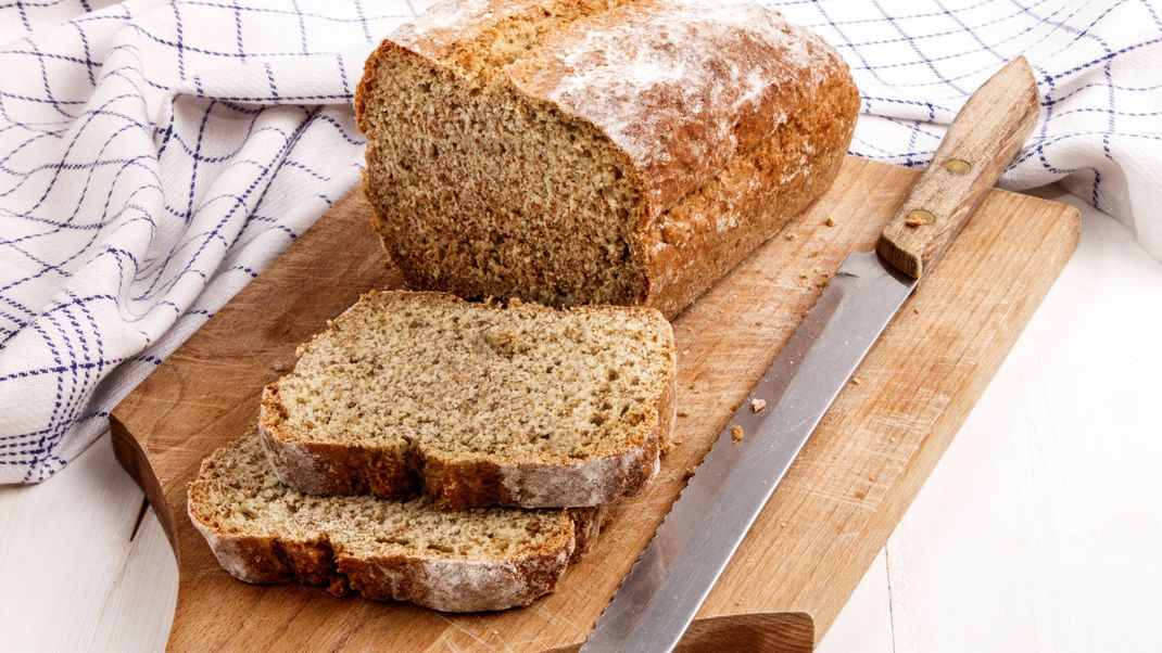 Traditionelles Irish Sodabread wird mit Butter und Marmelade gegessen.&nbsp;