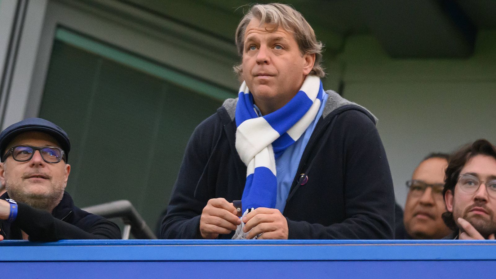 <strong>Erneuter Transfer-Irrsinn beim FC Chelsea</strong><br>Der FC Chelsea galt noch nie als schüchtern auf dem Transfermarkt, aber seit Beginn der Ära Todd Boehly sind die Transferausgaben der Blues explodiert und was noch viel schlimmer ist: Sie sind beliebig geworden. Während man zu Abramowitsch-Zeiten noch Unsummen für Superstars hinlegte, wechseln jetzt gefühlt Allerweltsspieler vollkommen überteuert nach London. <strong><em>ran</em></strong> analysiert den gewaltigen Kader des FC Chelsea.
