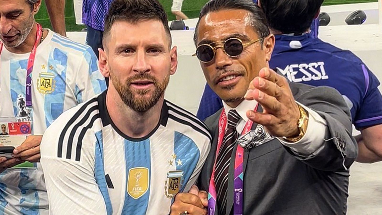 
                <strong>Ein Foto mit dem genervten Messi</strong><br>
                …und verewigte sich wenig später auch noch mit dem ziemlich genervten Messi. Für seinen selbstverliebten und aufdringlichen Auftritt bekam er viel Gegenwind in den Kommentaren.
              