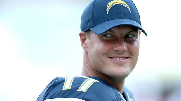 
                <strong>Philip Rivers (San Diego Chargers)</strong><br>
                Platz 9: Auch hier schon eine kleine Überraschung. Philip Rivers (34) von den San Diego Chargers schnappt sich Platz acht. Er wird 2016 durchschnittlich 20,81 Millionen Dollar verdienen. Sein Vier-Jahres-Vertrag sieht ein schickes Gehalt von 83,25 Millionen bei den Chargers vor - mit einem Signing Bonus von 22,5 Millionen.
              