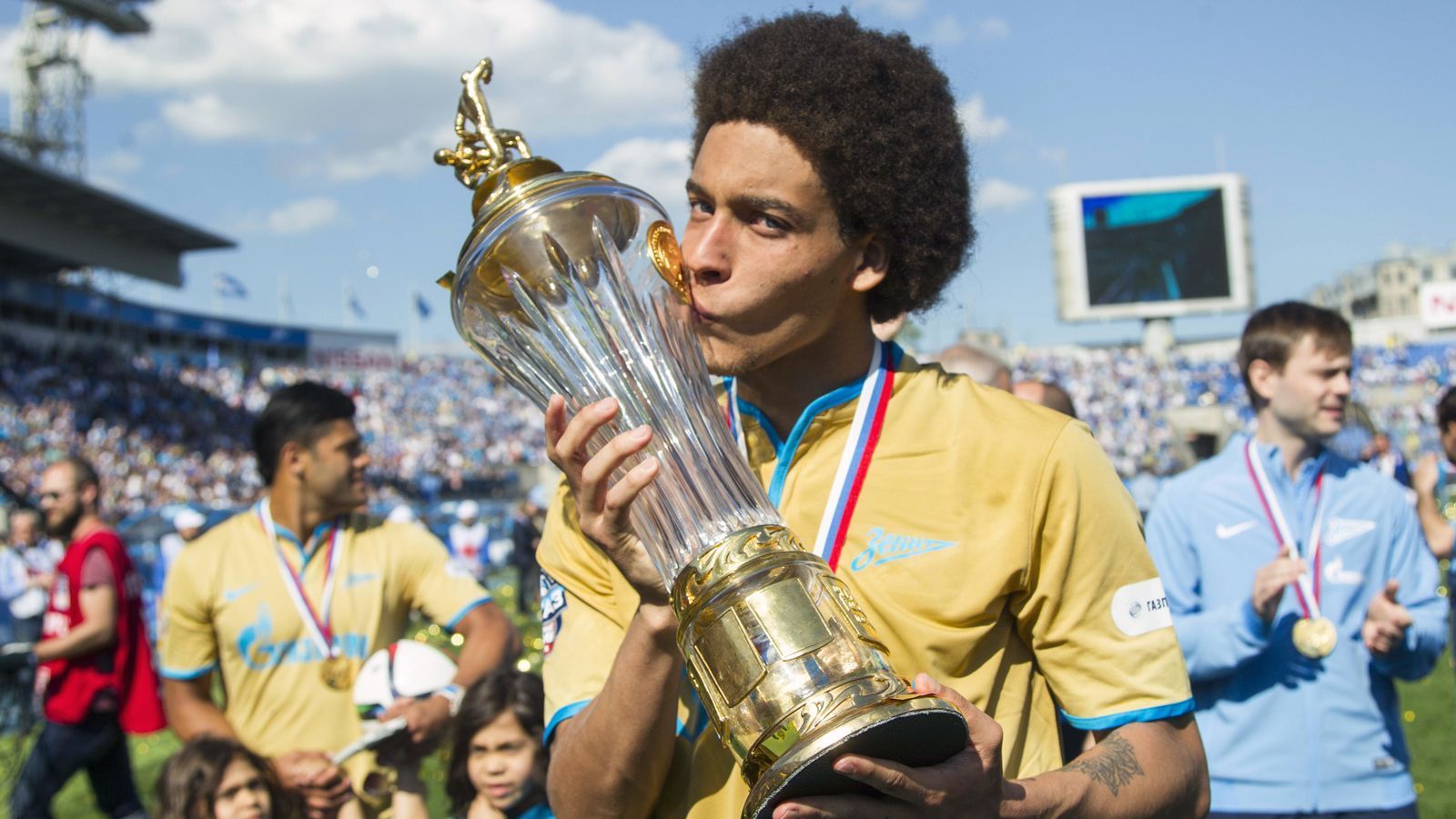 
                <strong>Axel Witsels Titel</strong><br>
                In einer Topliga spielte Axel Witsel trotz seiner 29 Jahre bislang noch nicht, dennoch war er auf all seinen Profi-Stationen in Europa erfolgreich. Bei Zenit St. Petersburg gewann er unter anderem den Meistertitel und den Pokal, zuvor mit Benfica Lissabon den portugiesischen Ligapokal und bei seinem Jugendklub Standard Lüttich die nationale Meisterschaft, den belgischen Pokal sowie den Supercup. Mit 194 Einsätzen absolvierte Witsel für seinen Heimatklub Standard Lüttich auch die meisten Spiele im Laufe seiner bisherigen Klub-Karriere und erzielte für die Belgier auch die meisten Tore (45). Seit Anfang 2017 spielte Witsel in China für Tianjin Quanjian, hat für den Klub sechs Tore in 47 Begegnungen erzielt.
              