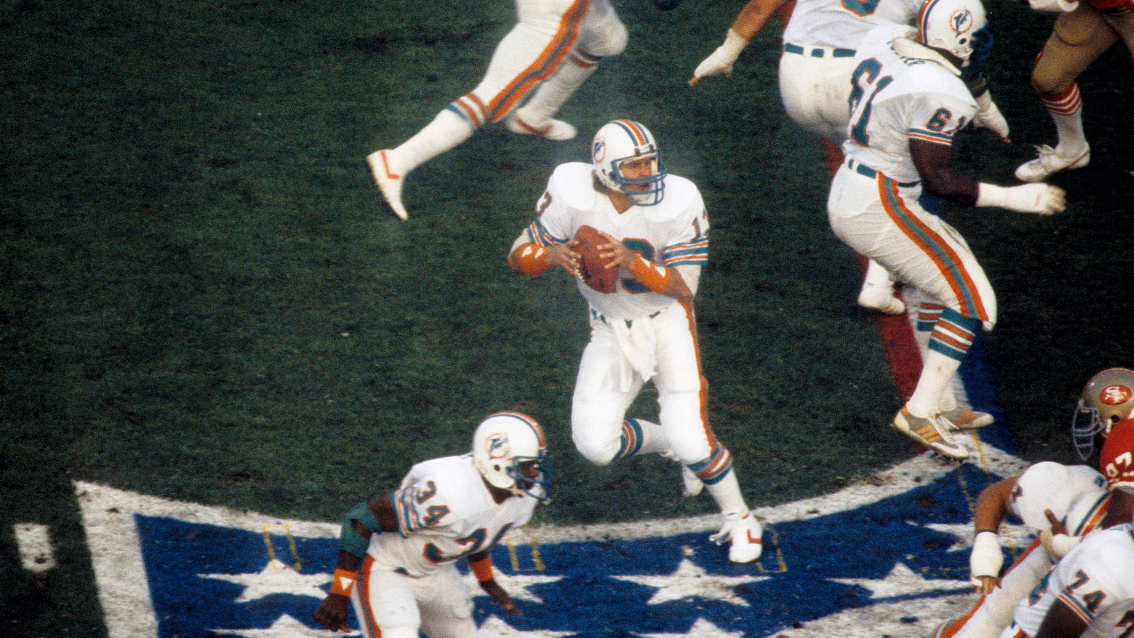 <strong>Platz 1: Dan Marino (Miami Dolphins)</strong><br>Super Bowl XIX <br>Datum: 20. Januar 1985 <br>Ergebnis: San Francisco 49ers 38 - Miami Dolphins 16<br>Alter: 23 Jahre, 4 Monate, 5 Tage