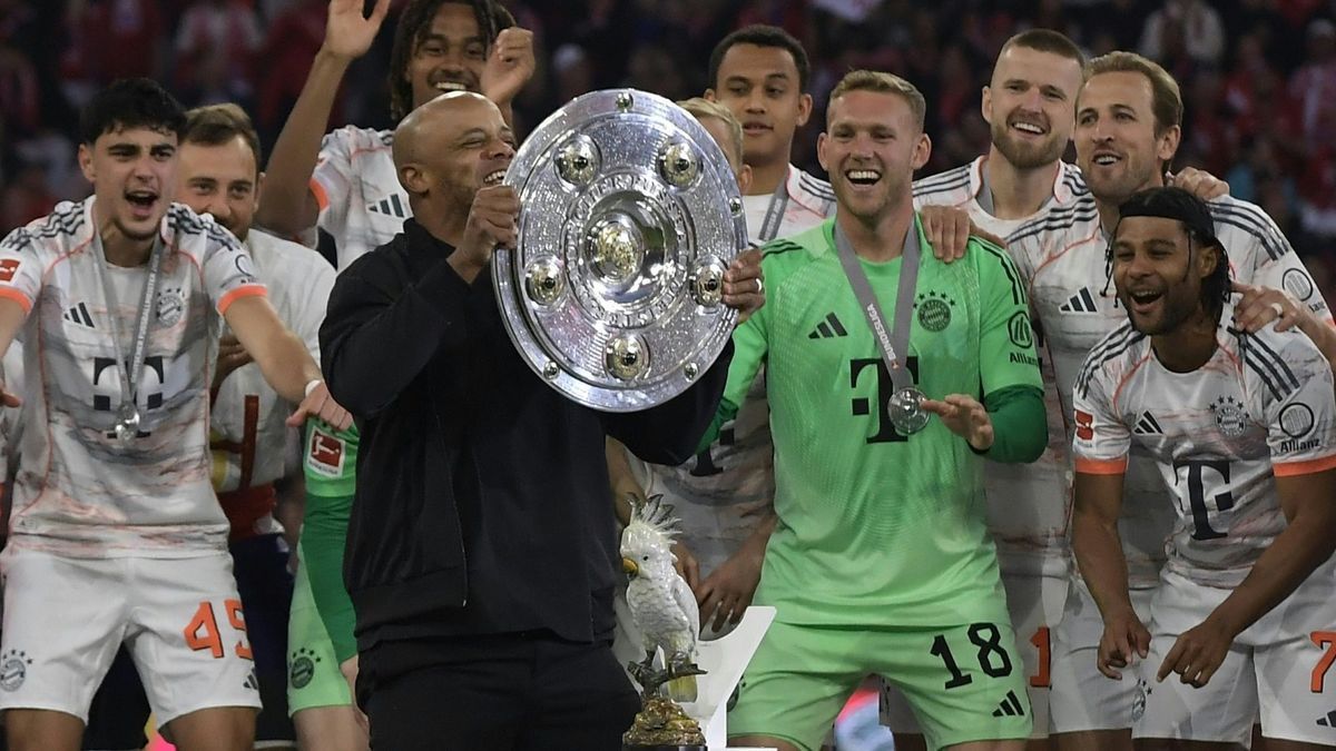Vincent Kompany reißt die Schale hoch
