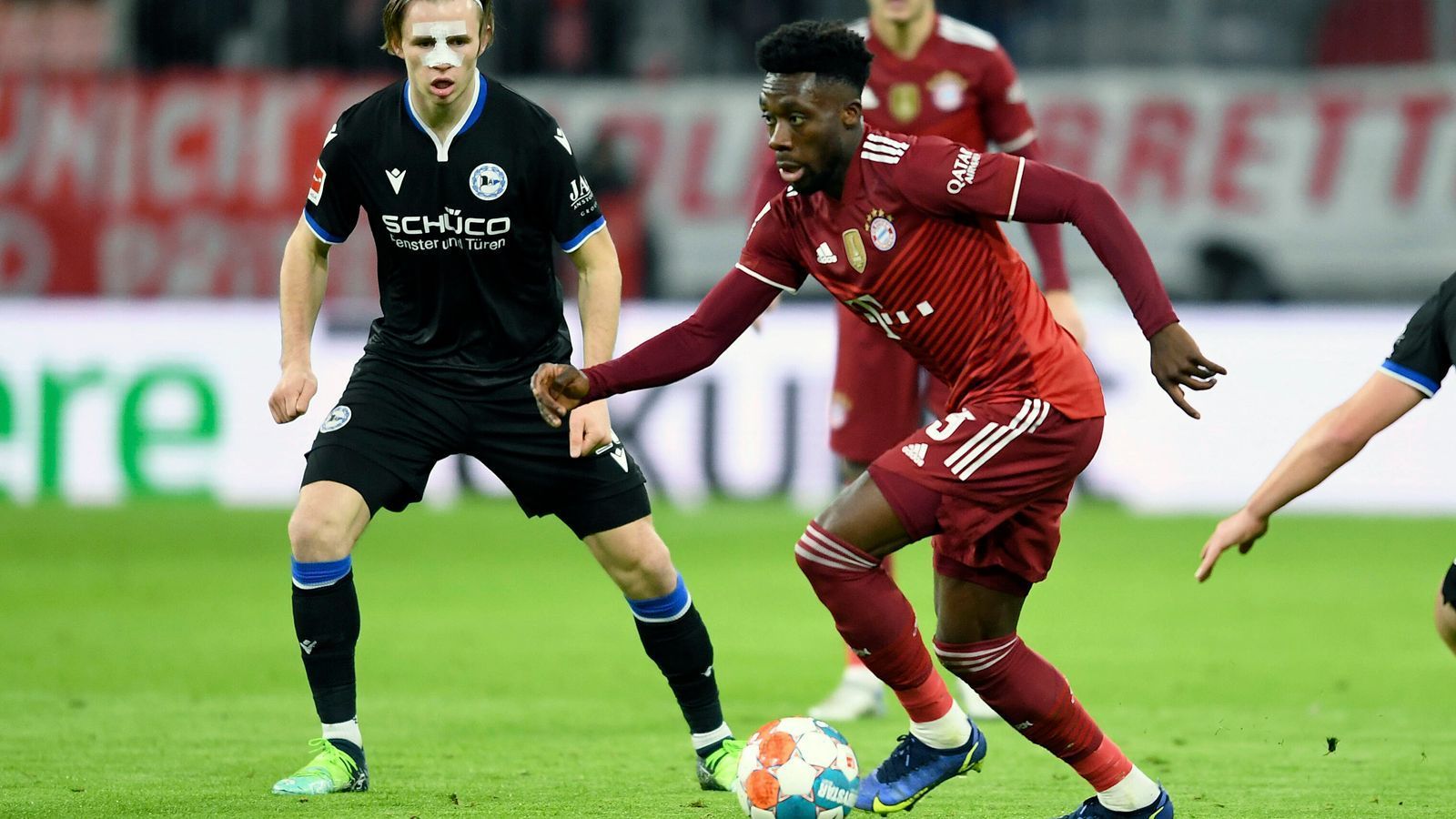 
                <strong>Alphonso Davies</strong><br>
                Der stärkste Bayer auf dem Feld. Beackert die komplette linke Seite, von der Abwehr bis in den Angriff. Gewinnt dabei jedes Laufduell. Sorgt mit seinen Dribblings für Räume, die die Bayern aber nicht für sich nutzen können. Schönste Aktion in der 15. Minute, als er die Bielefelder Abwehrspieler wie Slalomstangen stehenlässt und sich bis zum Fünfer durchtanzt, dann aber an Ortega scheitert. Hätte auch in der 34. Minute für die überfällige Führung sorgen können, bleibt freistehend im Strafraum dann aber erneut am Arminia-Keeper hängen. ran-Note: 2
              