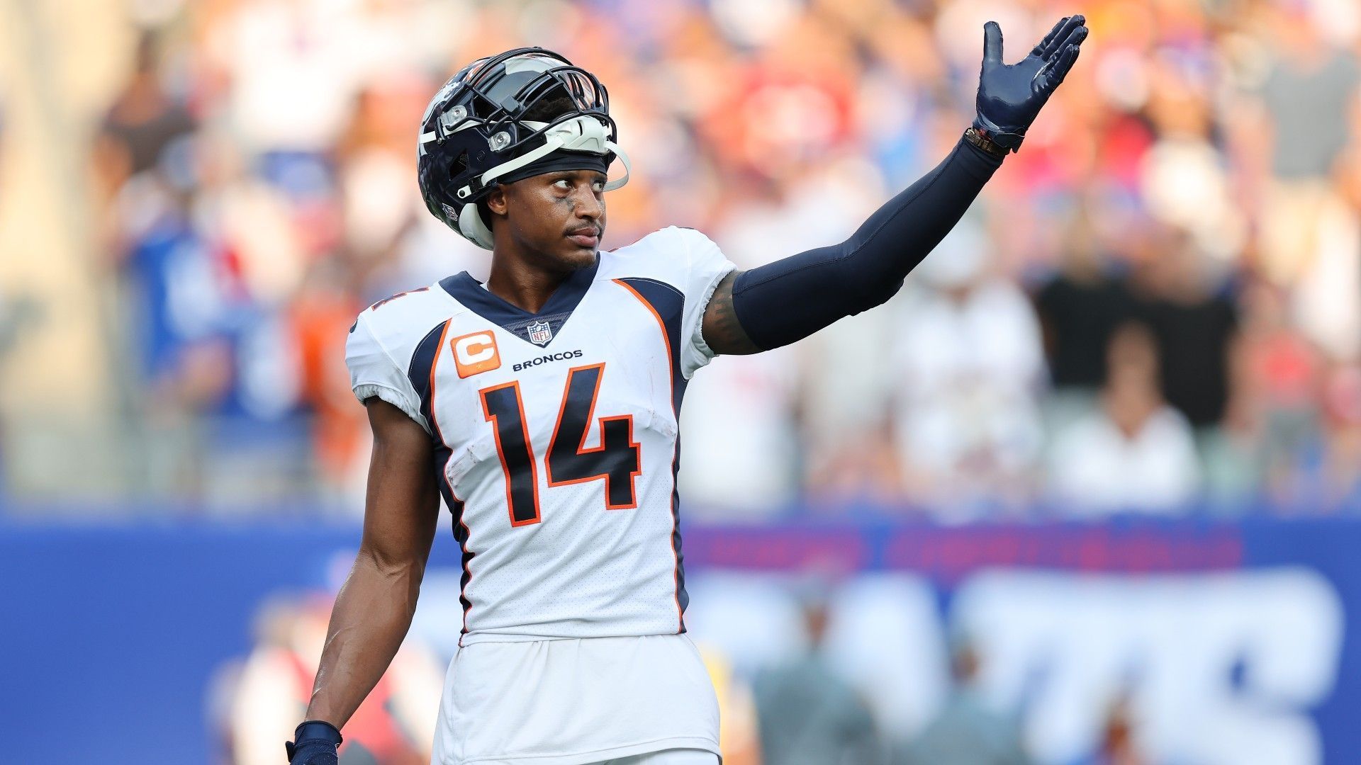 <strong>Courtland Sutton (Denver Broncos)<br></strong>Die Denver Broncos befinden sich im Umbau. Allerdings soll Wide Receiver Courtland Sutton vorerst ein wichtiger Eckfeiler bleiben. Laut NFL-Insider Jeremy Fowler von "ESPN" haben die Broncos Trade-Angebote für den 28-Jährigen, der in den vergangenen drei Spielzeiten immer über 700 Yards erfing, abgelehnt. Sutton pocht derweil auf eine Vertrags-Anpassung, sein aktueller Kontrakt läuft noch zwei Jahre.