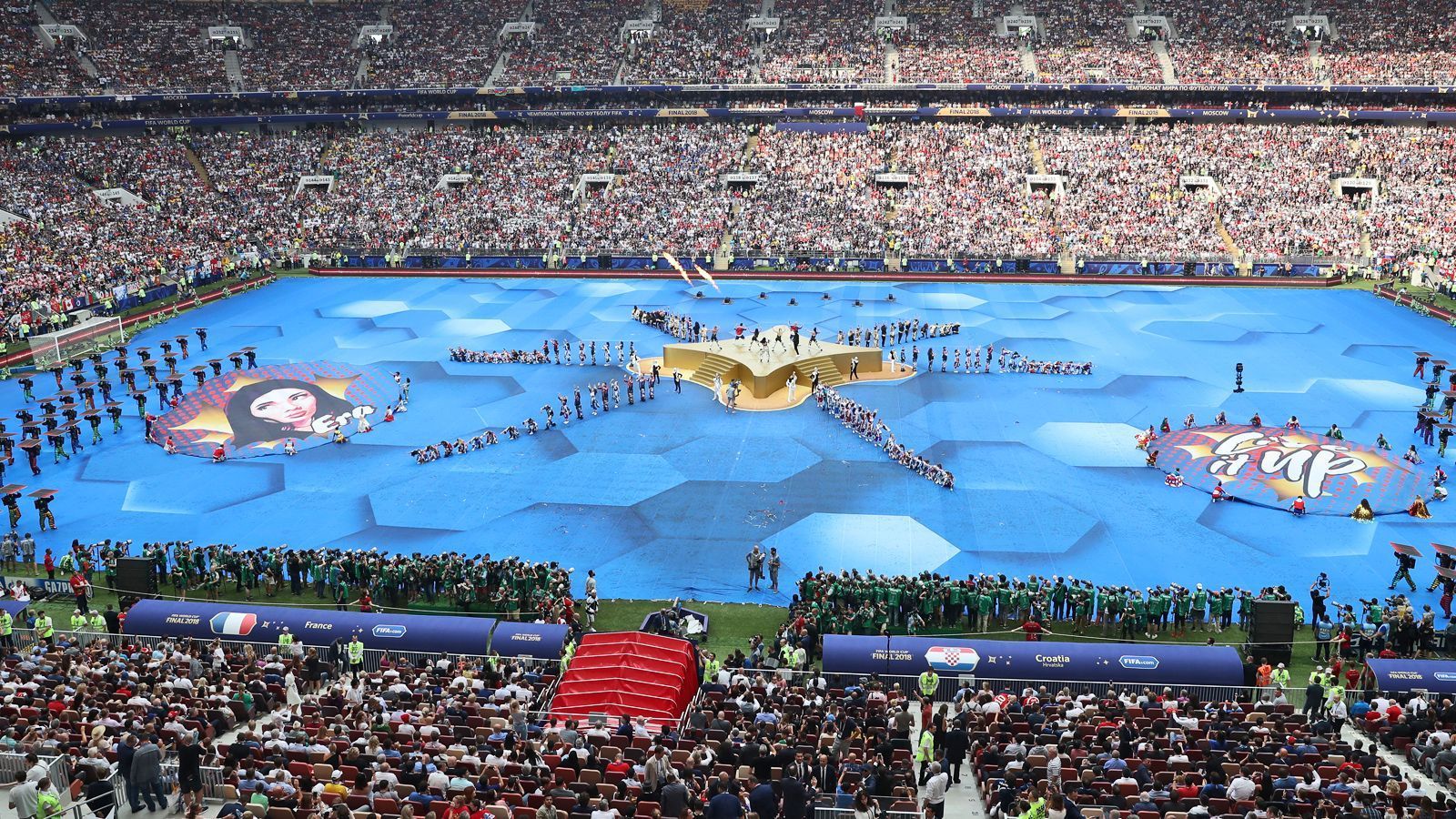 
                <strong>Die WM-Abschlussfeier</strong><br>
                Der klassische Start in den Final-Nachmittag! Zum Abschluss der WM gibt es im Moskauer Luschniki-Stadion vor dem Endspiel zwischen Frankreich und Kroatien natürlich noch einmal eine große Show mit Musik, Tanz und Glamour - ehe der wirklich wichtige Teil des Fußball-Fests beginnt.
              