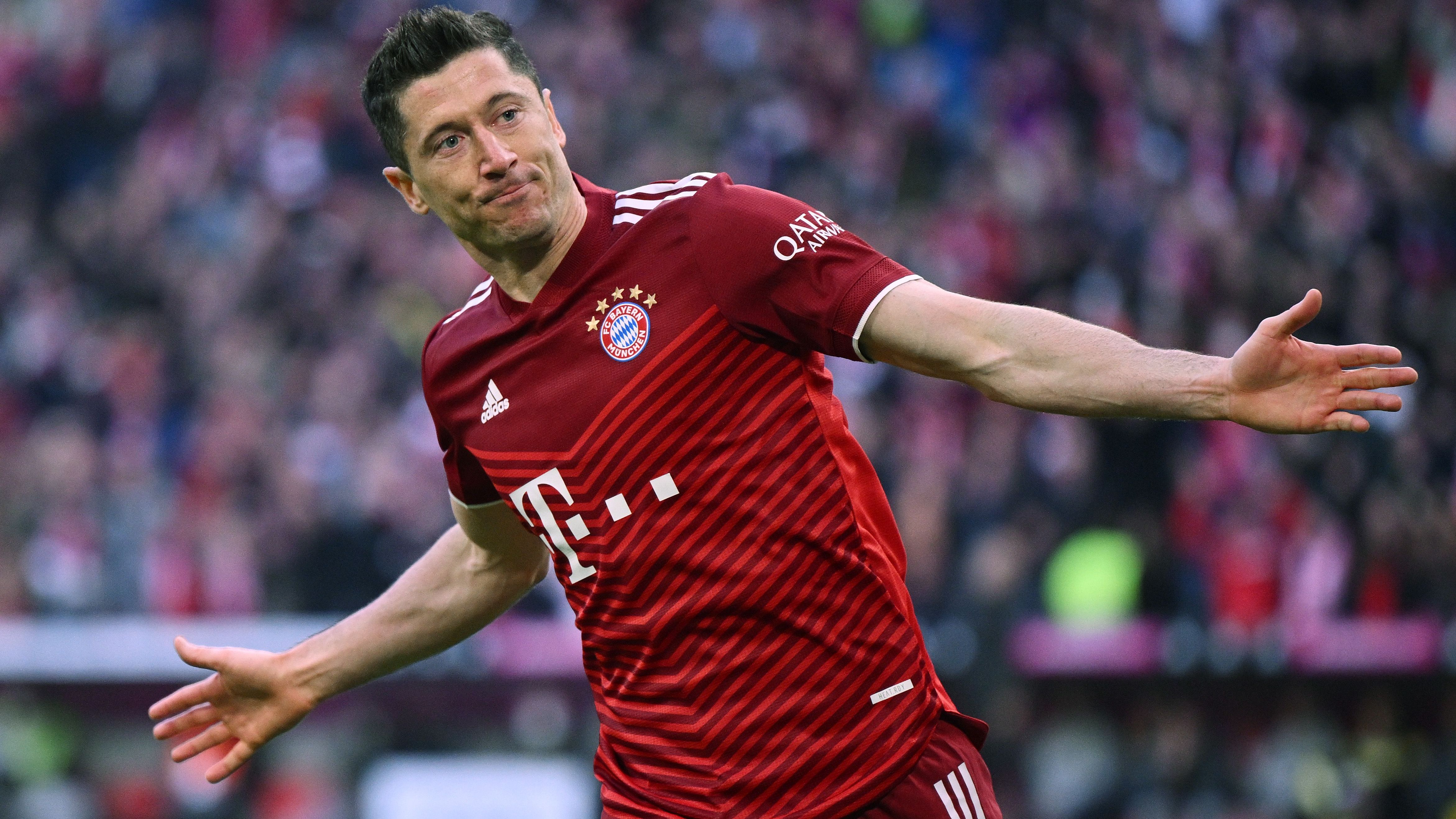 <strong>Robert Lewandowski (Angriff)</strong><br>2014 wechselte der Stürmer ablösefrei nach München, wo er zum Weltstar aufstieg. In der Saison 20/21 knackte er sogar die ewige Bestmarke von Gerd Müller, als er in der Bundesliga unglaubliche 41 Mal netzte. Mittlerweile geht Lewandowski für den FC Barcelona auf Torejagd.