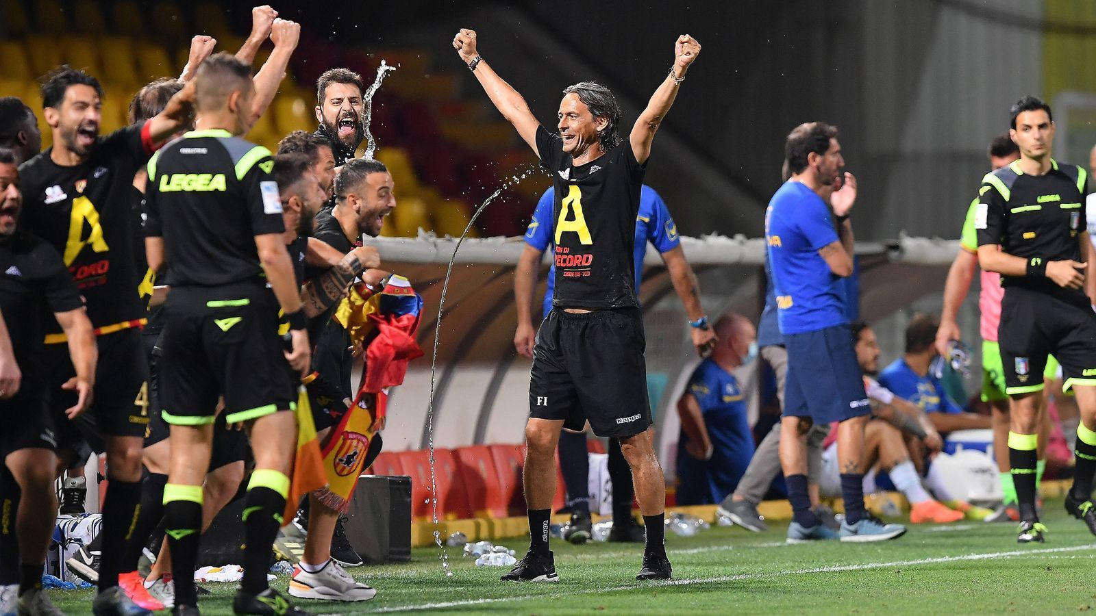 
                <strong>Benevento (Italien)</strong><br>
                Der Trainer ist der Star. Dieses Motto trifft auf den italienischen Serie-A-Aufsteiger Benevento allemal zu. Auf der Trainerbank der Italiener sitzt mit Filippo Inzaghi (re.) ein früherer Weltklasse-Stürmer von Juventus, Milan und der Nationalmannschaft. Schon nach 31 Spielen konnte Benevento mit bis dahin 76 Punkten vorzeitig das Ticket für die Serie-A-Saison 2020/21 buchen und macht sich nun wohl schon intensiv an die Kaderplanung für die zweite Erstliga-Spielzeit des Klubs nach 2017/18. Mit dem Polen Kamil Glik (AS Monaco) und dem früheren Chelsea-Stürmer Loic Remy sind gleich zwei große Namen laut italienischen Medienberichten im Gespräch. Zudem wurde auch der deutsche Weltmeister Andre Schürrle gehandelt, der 29-Jährige hat aber bekanntermaßen mittlerweile seine Laufbahn beendet. Übrigens: In der Serie A wird auf Filippo Inzaghi ein Familienduell zukommen, denn bei Lazio Rom sitzt dessen Bruder Simone als Coach auf der Bank.
              