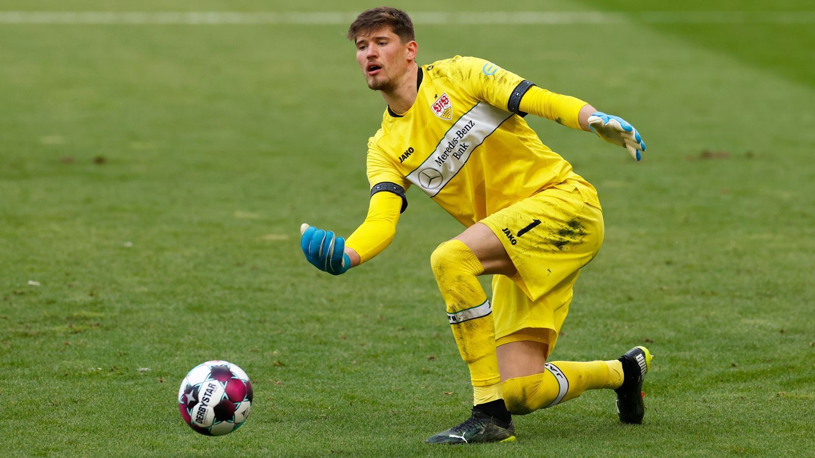 
                <strong>Gregor Kobel (VfB Stuttgart)</strong><br>
                Wie die "Stuttgarter Nachrichten" vermelden, soll VfB-Keeper Gregor Kobel der Wunschkandidat der Dortmunder in der Torwartfrage sein. Der 23-jährige Schweizer spielt eine starke Bundesliga-Saison für den Aufsteiger und soll die Begehrlichkeiten mehrerer Klubs geweckt haben. Der gebürtige Züricher wurde bei 1899 Hoffenheim ausgebildet, verließ die Kraichgauer aber zunächst in Richtung Augsburg und später in Richtung Stuttgart, weil er sich bei der TSG nicht gegen die langjährige Nummer 1 Oliver Baumann durchsetzen konnte. Kobels Vertrag bei den Stuttgartern läuft noch bis 2024. In der laufenden Saison hat er noch keine einzige Bundesliga-Minute für den VfB verpasst. 
              
