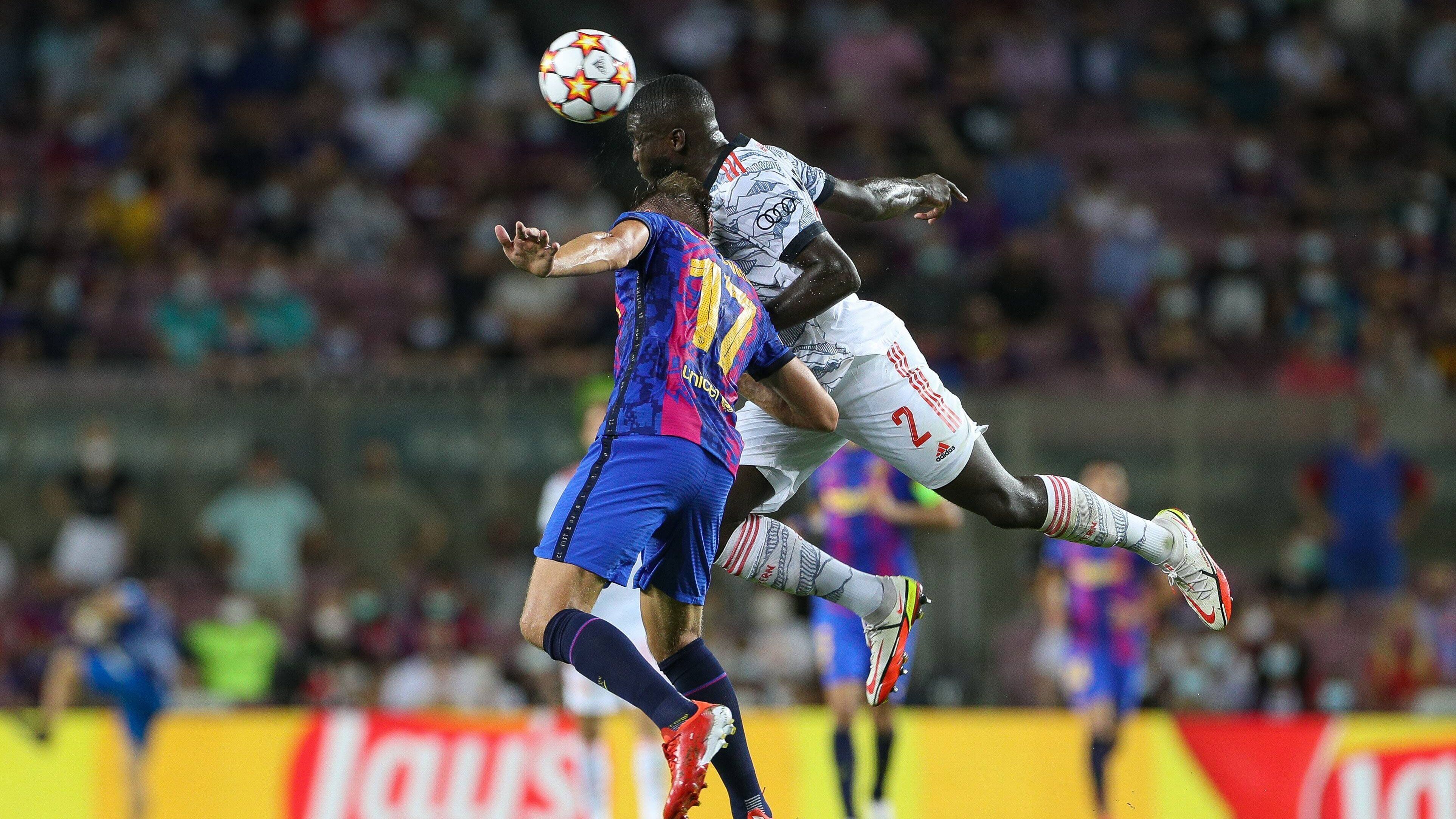 
                <strong>Dayot Upamecano</strong><br>
                Geht aggressiv in die Zweikämpfe, die er auch meistens für sich entscheidet. Hat eine starke Präsenz und lässt sich von Depay und de Jong nicht in die Bredouille bringen. Klärt in der ersten Hälfte zwei-, dreimal souverän, bevor es gefährlich wird. In der Spieleröffnung kommen seine Pässe aber zu selten an. Defensiv aber nahezu ohne Fehler. Holt sich in der 77. Minute nach einem Foul gegen Depay Gelb ab. ran-Note: 3
              