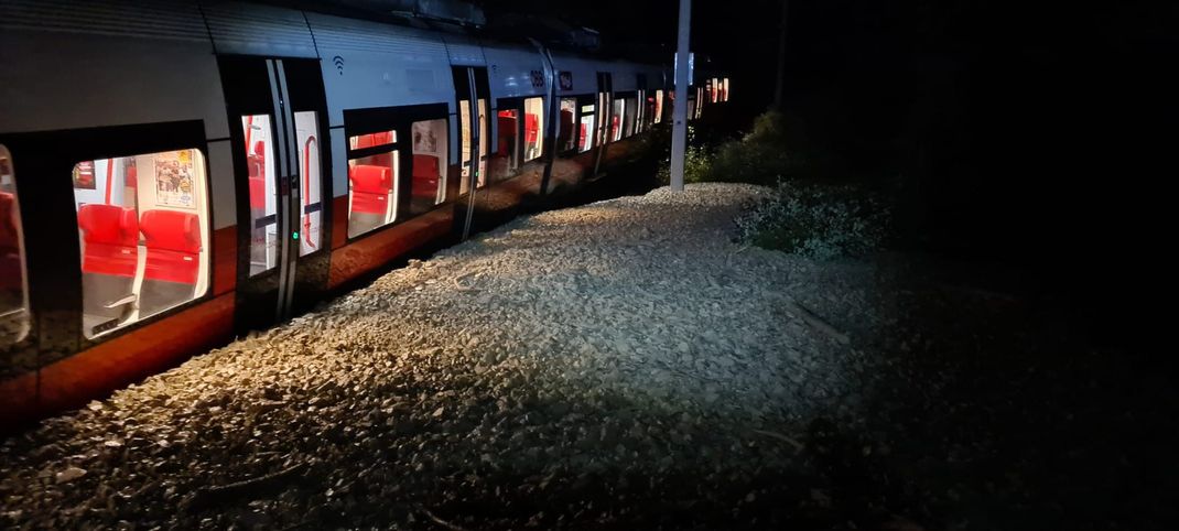 Ein Regionalzug ist nach einem schweren Unwetter von einer Mure getroffen und teils eingeschlossen worden. 