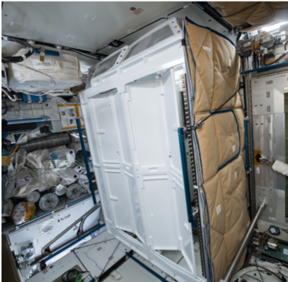 Privatsphäre 
ist Mangelware auf der ISS. Ausnahme: Die Toilette, sie hat eine Tür.