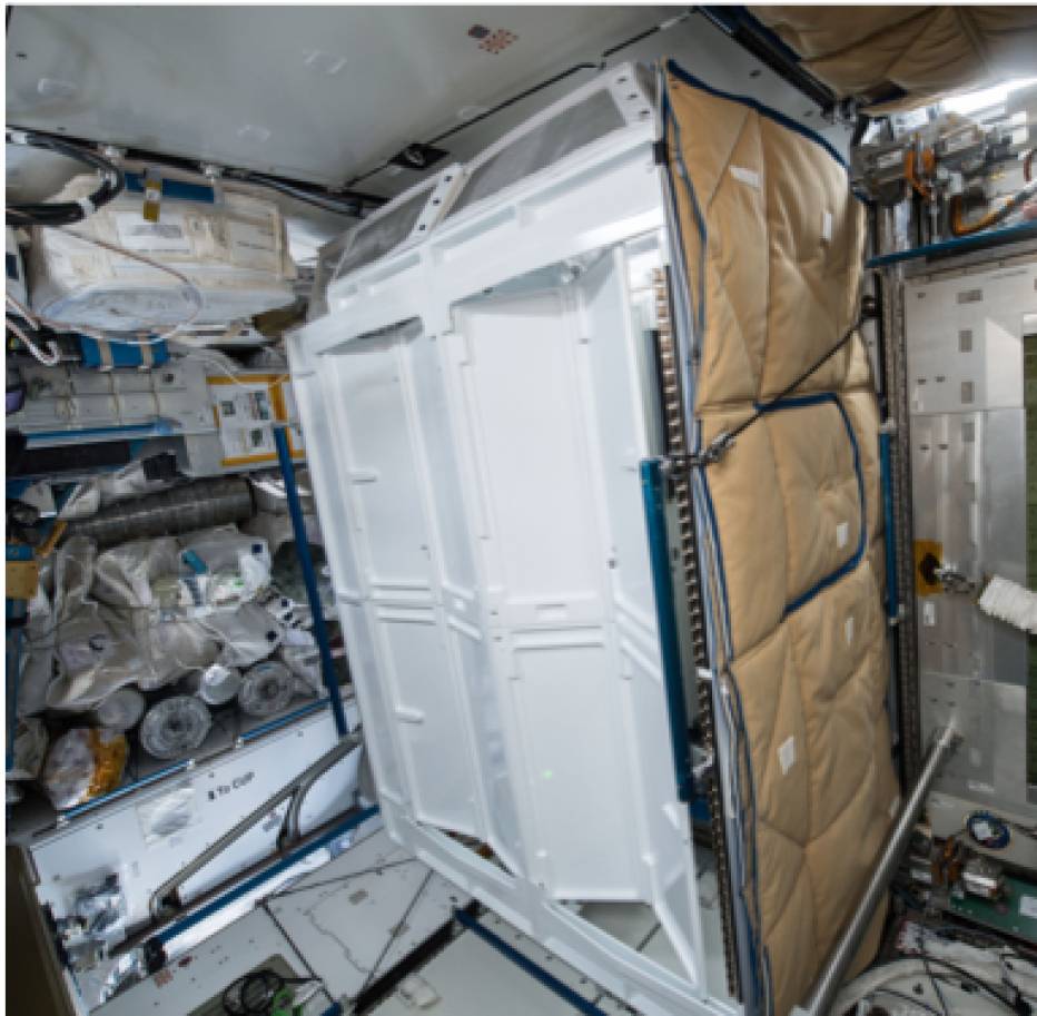 Privatsphäre 
ist Mangelware auf der ISS. Ausnahme: Die Toilette, sie hat eine Tür.