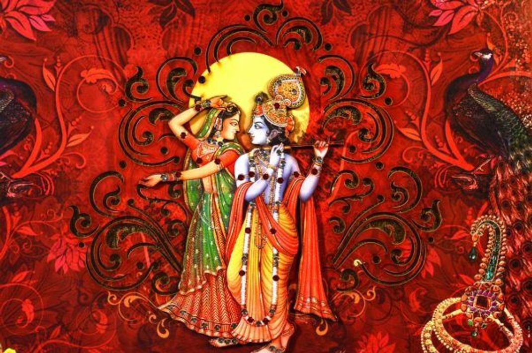 Der Krishna-Gott wird oft mit blauer Haut, als Zeichen des unendlichen Bewusstseins des Universums und mit gelber Kleidung, die die Erde symbolisiert, dargestellt. Als Gott der Kuhhirten ist er meist als junger Hirte mit einer Flöte zu sehen - oft mit seiner Gefährtin Radha.
