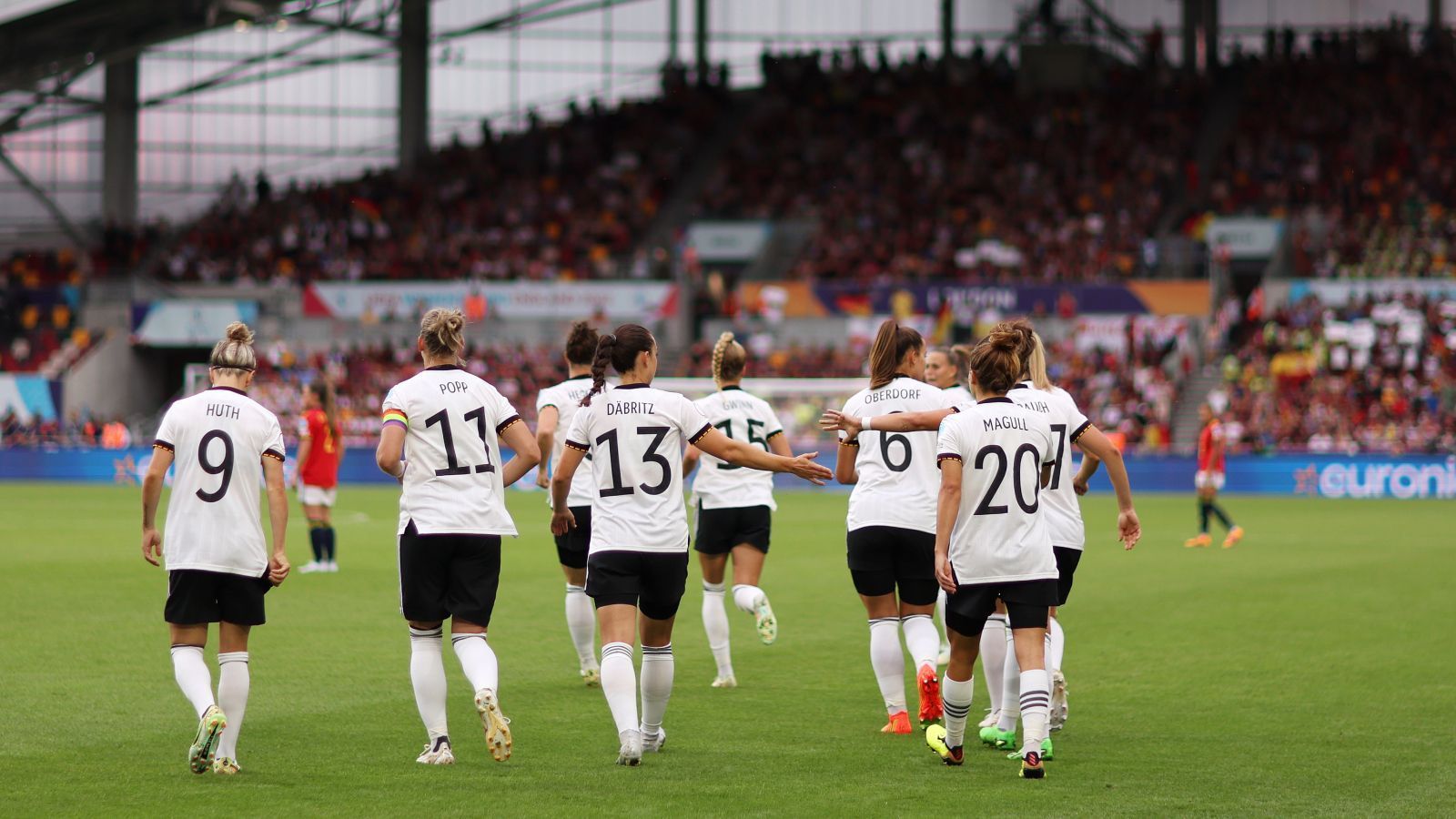 
                <strong>Einzug ins Finale</strong><br>
                Schafft es die Mannschaft von Martina Voss-Tecklenburg ins Finale am 31. Juli im Londoner Wembley Stadion, dann legt der DFB noch einmal 10.000 Euro auf die bisherige Prämie drauf und zahlt 30.000 Euro pro Akteurin aus. Diese Summen werden jedoch nicht aufaddiert. Außer...
              