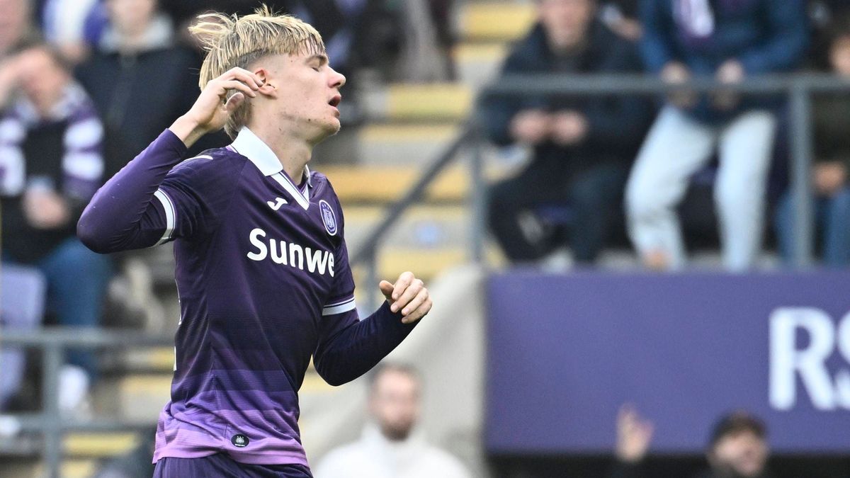 RSC Anderlecht v Club Brugge - Jupiler Pro League ANDERLECHT, BELGIUM - NOVEMBER 09 : De Cat Nathan midfielder of RSC Anderlecht looks dejected after missing an opportunity during the Jupiler Pro L...