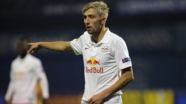 
                <strong>Zentrales Mittelfeld - Kevin Kampl</strong><br>
                Nach dem peinlichen Aus in der Champions-League-Qualifikation gegen den luxemburgischen Meister Düdelingen griff der damals neue Sportdirektor Ralf Rangnick im August 2012 noch mal so richtig in die Geldbörse und holte unter anderem Kevin Kampl vom VfR Aalen - für kolportierte drei Millionen Euro. Schnell wurde klar, dass Salzburg mit dem Deutsch-Slowenen ein richtiger Glücksgriff gelang. Unter Trainer Roger Schmidt wurde das frühere Leverkusen-Talent zu einer heißen Aktie. Immerhin zweieinhalb Jahre konnte Salzburg Kampl dann halten, ehe er zunächst zu Dortmund (kolportierte zwölf Millionen Euro Ablöse) weiterzog und später zu seinem Jugendklub Leverkusen zurückkehrte, wo er Förderer Schmidt erneut traf. Mittlerweile spielt der 27-jährige Kampl wieder im RB-Imperium, für Leipzig. 
              