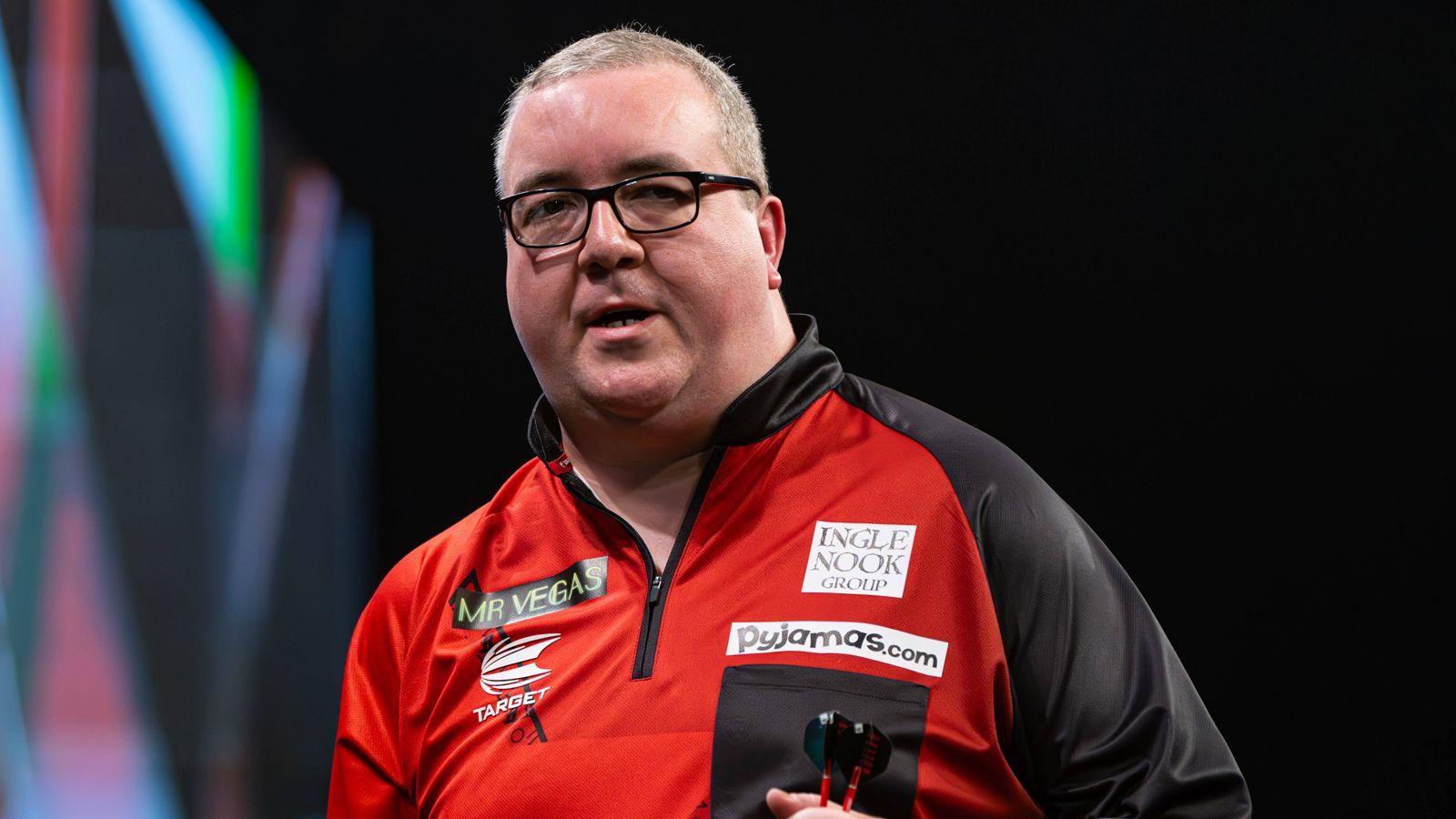 <strong>Stephen Bunting</strong> <br>Bunting wurde in Liverpool geboren. Natürlich ist "The Bullet" ein Fan des FC Liverpool und der Mannschaft des deutschen Trainers Jürgen Klopp. Den Schwaben mit den weißen Zähnen verehrt Bunting sogar besonders. "Jürgen Klopp ist meine Inspiration", sagte der Brite 2019.