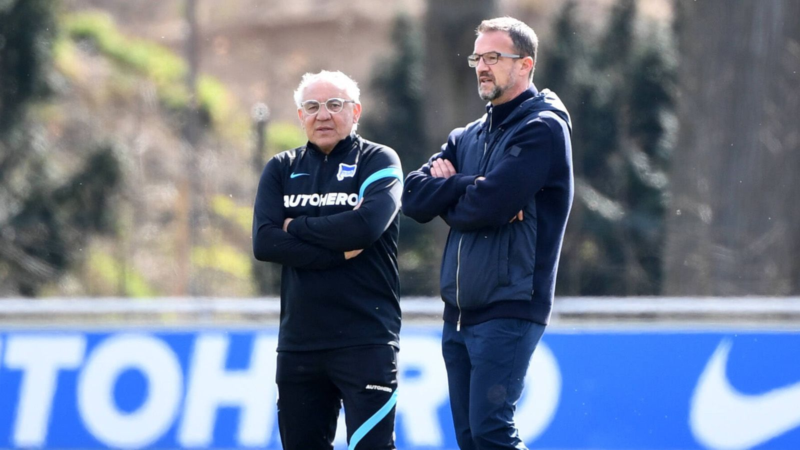 
                <strong>Bobics Trainerverschleiß</strong><br>
                Geklappt hat das nicht. Im ersten Jahr schaffte die Hertha erst mit Ach und Krach in der Relegation den Klassenerhalt. Gleich drei Trainer wurden verschlissen. Besonders die Entlassung von Klub-Ikone Pal Dardai kam im Verein nicht bei allen gut an. Nachfolger Taifun Korkut blieb nur 14 Spiele auf der Trainerbank, ehe Felix Magath schließlich im Saisonendspurt den Klassenerhalt 2021/22 sicherte.
              