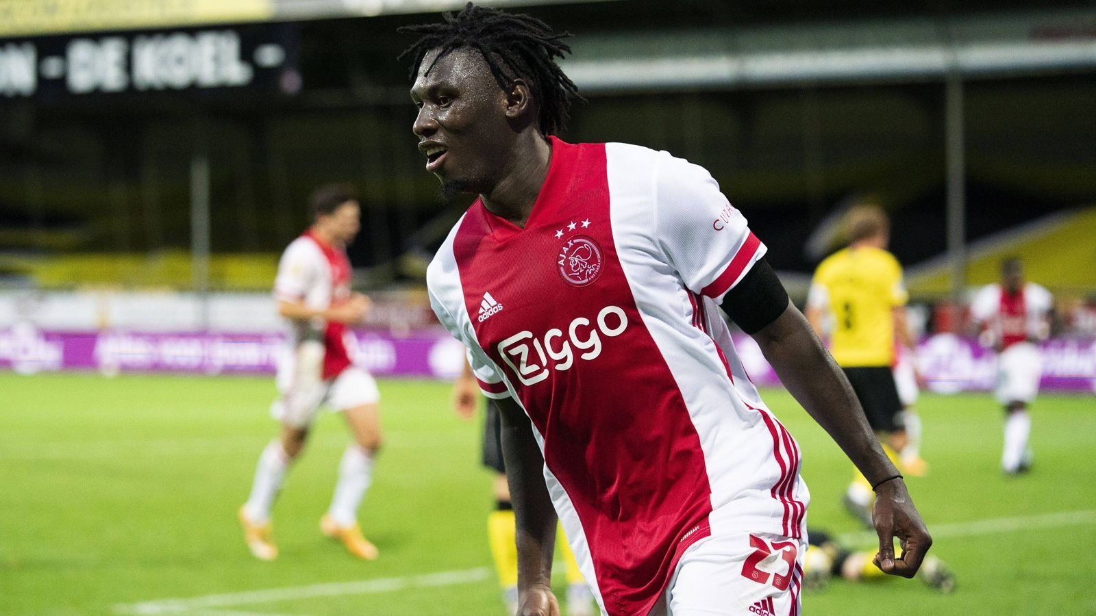 
                <strong>Lassina Traore (Ajax Amsterdam, 19 Jahre)</strong><br>
                Der junge Mittelstürmer stellte am vergangenen Dienstag Atalanta Bergamo vor große Probleme. Erst holte er den Elfmeter zum 1:0 heraus, dann traf er auch noch selber zum zwischenzeitlichen 2:0 (Endstand 2:2). Der achtmalige Nationalspieler von Burkina Faso ist auch im Ligabetrieb der Top-Scorer von Ajax Amsterdam. Beim 13:0 gegen den VVV-Venlo machte er mit fünf Toren und drei Vorlagen das Spiel eines Lebens. Seine Vorbilder sind Patrick Kluivert und sein Cousin Bertrand Traore (Aston Villa)
              