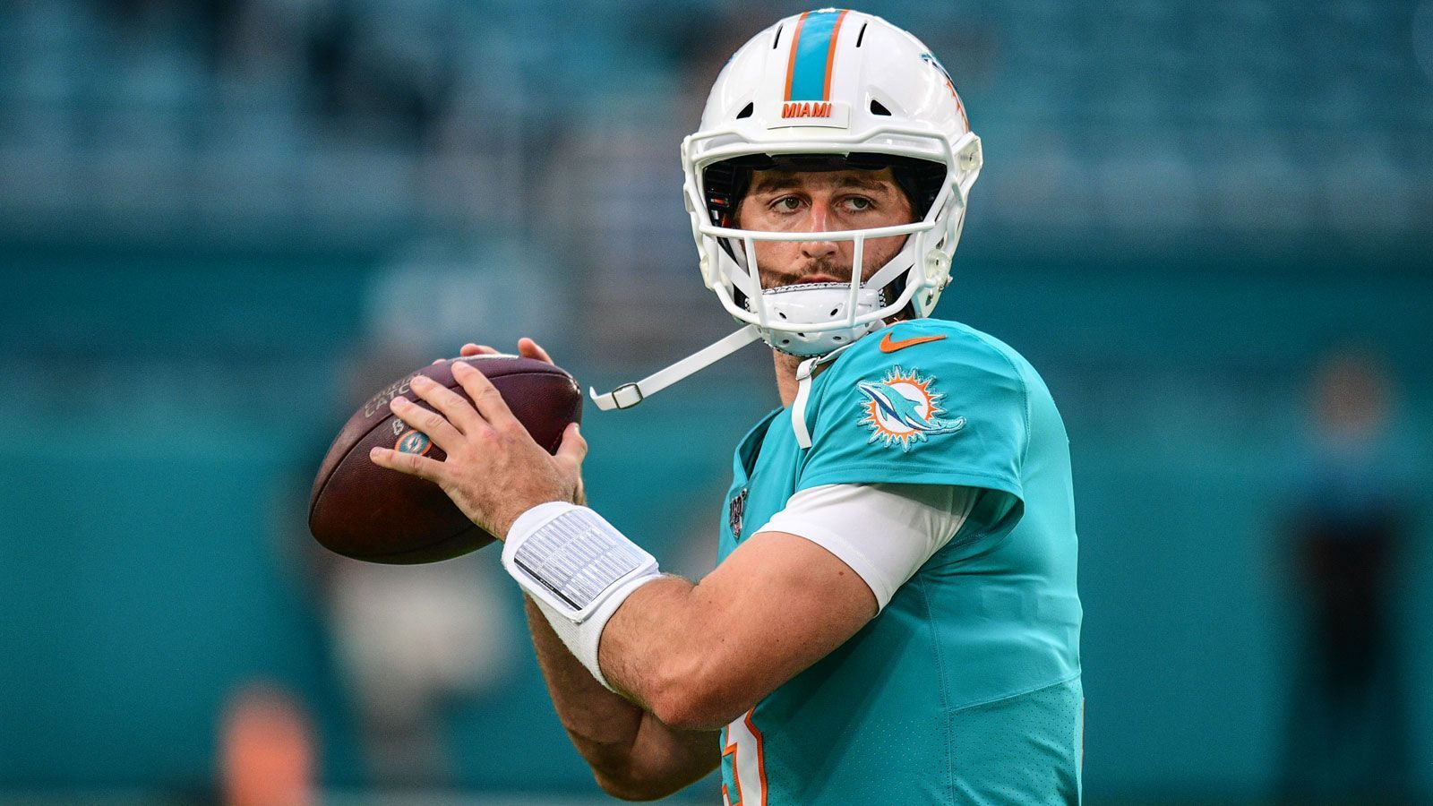 
                <strong>Josh Rosen (Miami Dolphins)</strong><br>
                Mit Ruhm bekleckert hat sich Josh Rosen in seinen ersten beiden Jahren in der NFL wahrlich nicht. Die Arizona Cardinals ersetzten den First Rounder dank ihres First-Overall-Picks direkt duch Kyler Murray, bei den Miami Dolphins verlor er seinen Starter-Job schnell an Ryan Fitzpatrick. Abschreckend sind vor allem diese Zahlen: In 20 Partien warf Rosen zwölf Touchdowns bei 19 Interceptions. Doch bereits nach der enttäuschenden "Cards"-Saison sollen die Patriots Interesse an einem Rosen-Trade bekundet haben. Damals hätte er sich hinter "TB12" anstellen müssen. Nun winkt die Rolle als Leader - was in Glendale und Miami nicht so wirklich funktioniert hat. Völlig unrealistisch erscheint ein möglicher Deal mit den Dolphins trotz allem nicht.
              