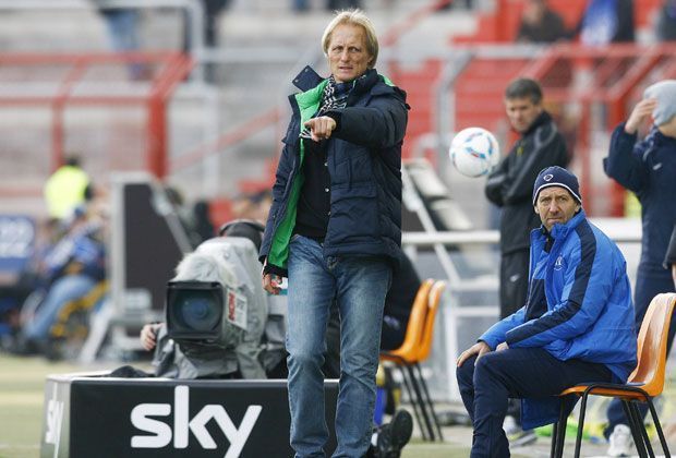 
                <strong>Das ist HSV-Coach Josef "Joe" Zinnbauer</strong><br>
                Zinnbauer (rechts) startete seine Trainer-Karriere bei kleineren Vereinen wie dem VfB Oldenburg (2005-2010). 2011 wurde er dann Co-Trainer beim Karlsruher SC, unter anderem von Jörn Andersen, wo er 2012 dann den KSC II von Markus Kauczinski übernahm, der zu den Profis wechselte.
              