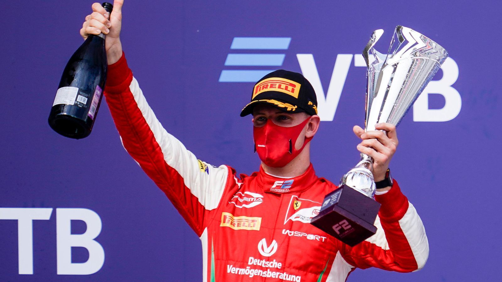 
                <strong>Lage, Gegner, Taktik: So kann Mick Schumacher den Titel holen</strong><br>
                Mick Schumacher kämpft am letzten Rennwochenende der Formel 2 in Bahrain um den Titel. ran.de zeigt, wie die Ausgangslage nach dem ersten der zwei abschließenden Rennen aussieht und wie Schumacher sich zum Champion krönen kann.
              