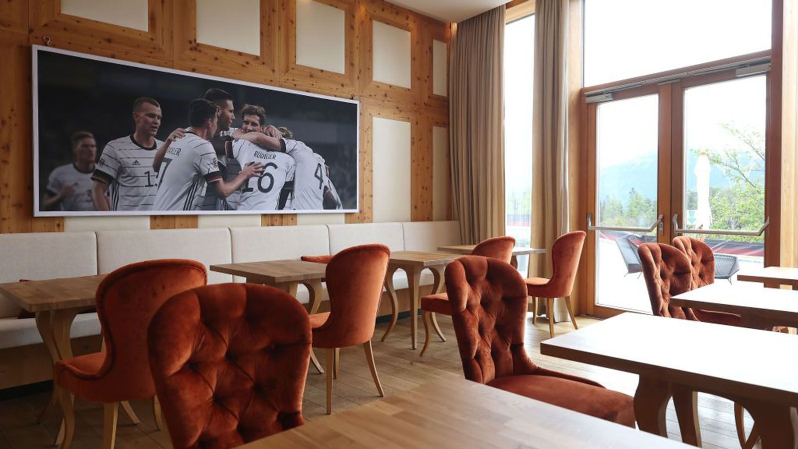 
                <strong>Das luxuriöse DFB-Quartier im Trainingslager in Seefeld</strong><br>
                Nach den Trainingseinheiten kann im Hotelrestaurant gespeist werden. 
              