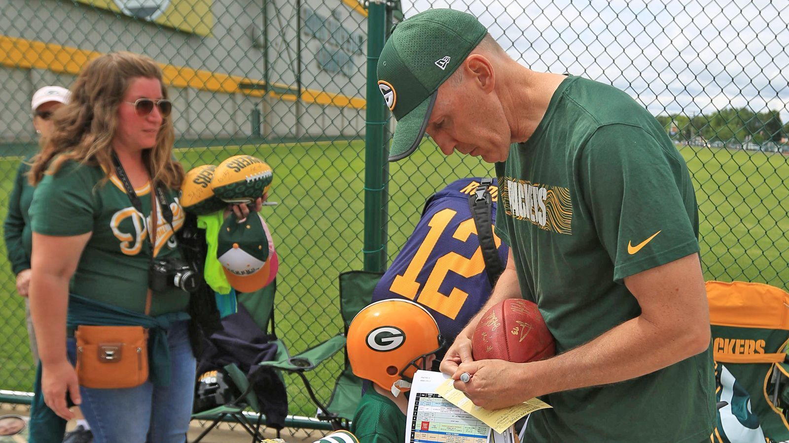 
                <strong>Joe Philbin (Offensive Coordinator und Interims-Head-Coach Green Bay Packers)</strong><br>
                Zunächst übernimmt Offensive Coordinator Joe Philbin interimsmäßig die Nachfolge von McCarthy. Schon zwischen 2012 und 2015 war der 57-Jährige für die Miami Dolphins als Head Coach tätig (24 Siege, 28 Niederlagen). Mit guten Leistungen kann er natürlich auf sich aufmerksam machen, doch andere Kandidaten scheinen aktuell bessere Chancen zu haben.
              